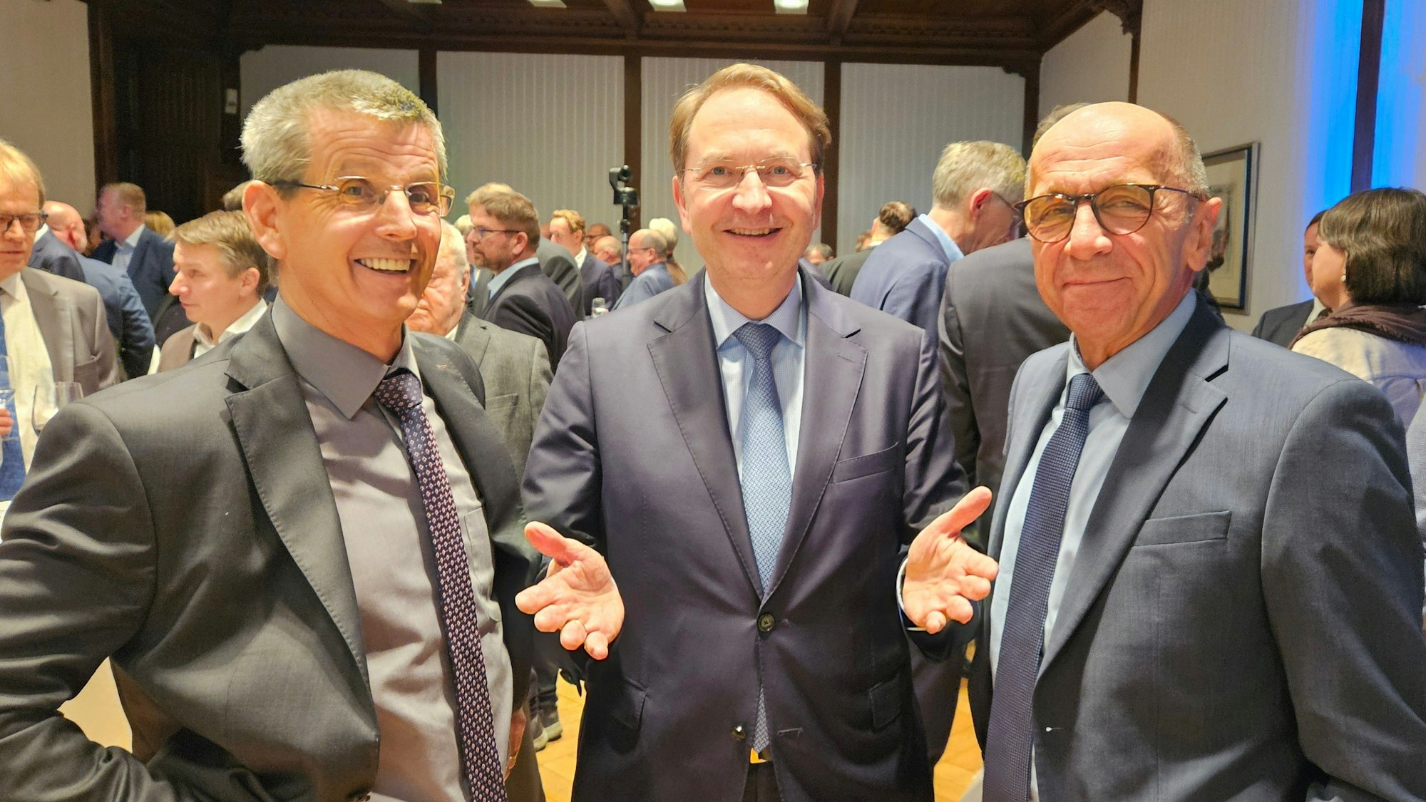 Zu sehen sind RWE-Power-Chef Frank Weigand in der Mitte sowie die Vorstandsmitglieder Lars Kulik auf der linken und Kemo Razanica auf der rechten Seite.