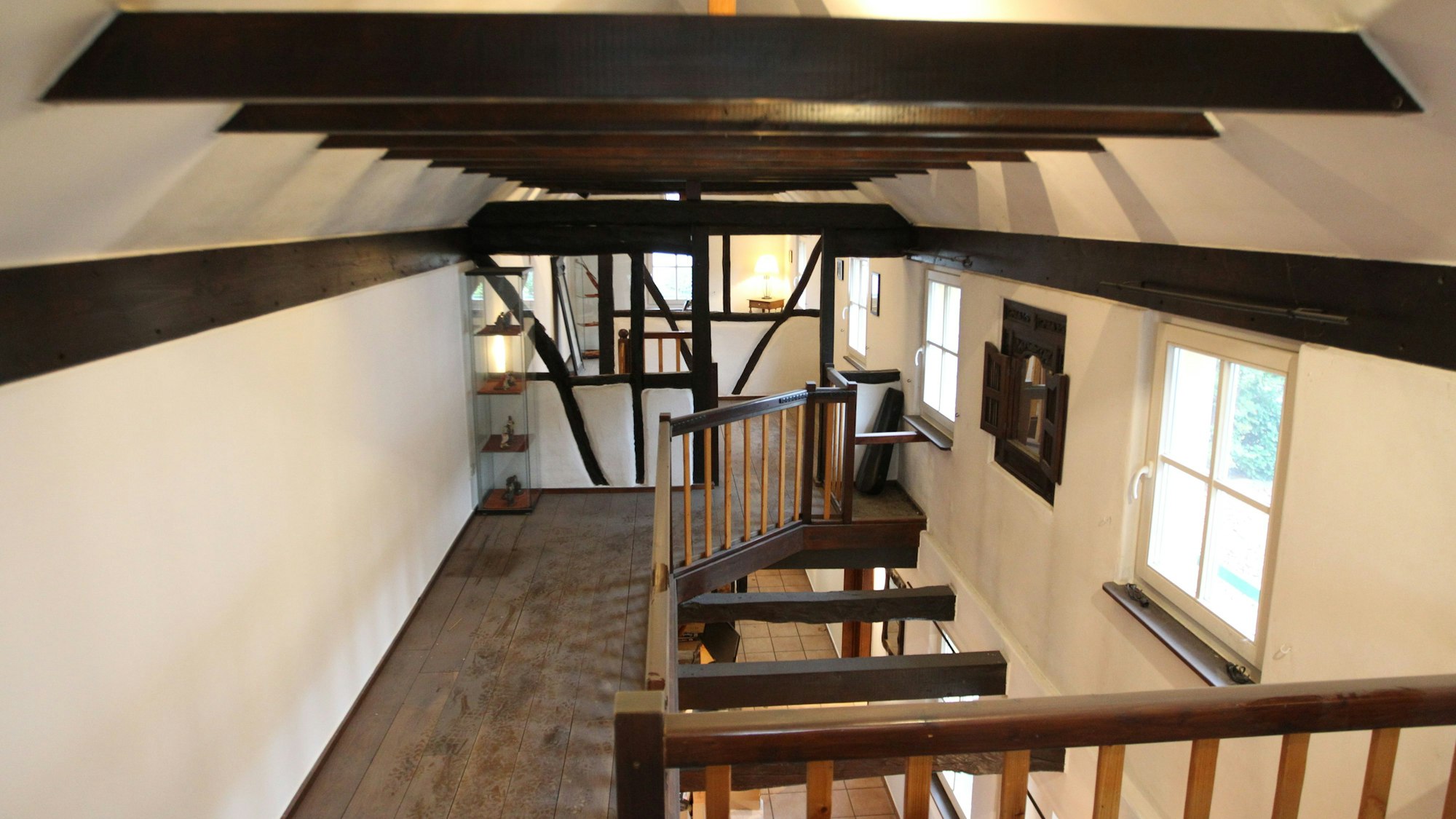 Im ersten Stock des Fachwerkhauses wird es drei Bedienstühle für Herren geben.