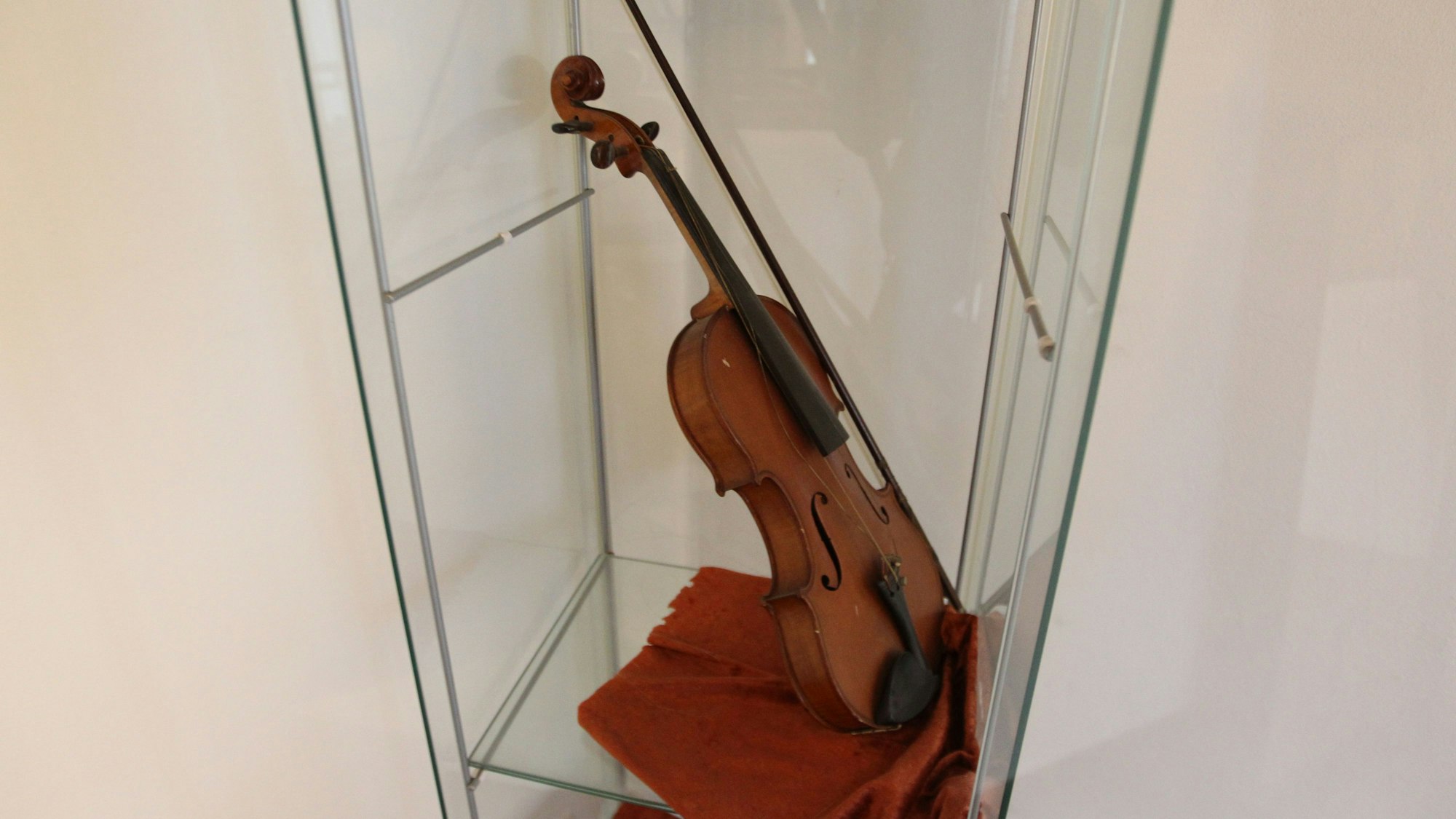Die Geige aus dem Jahr 1906 steht in einer Vitrine.