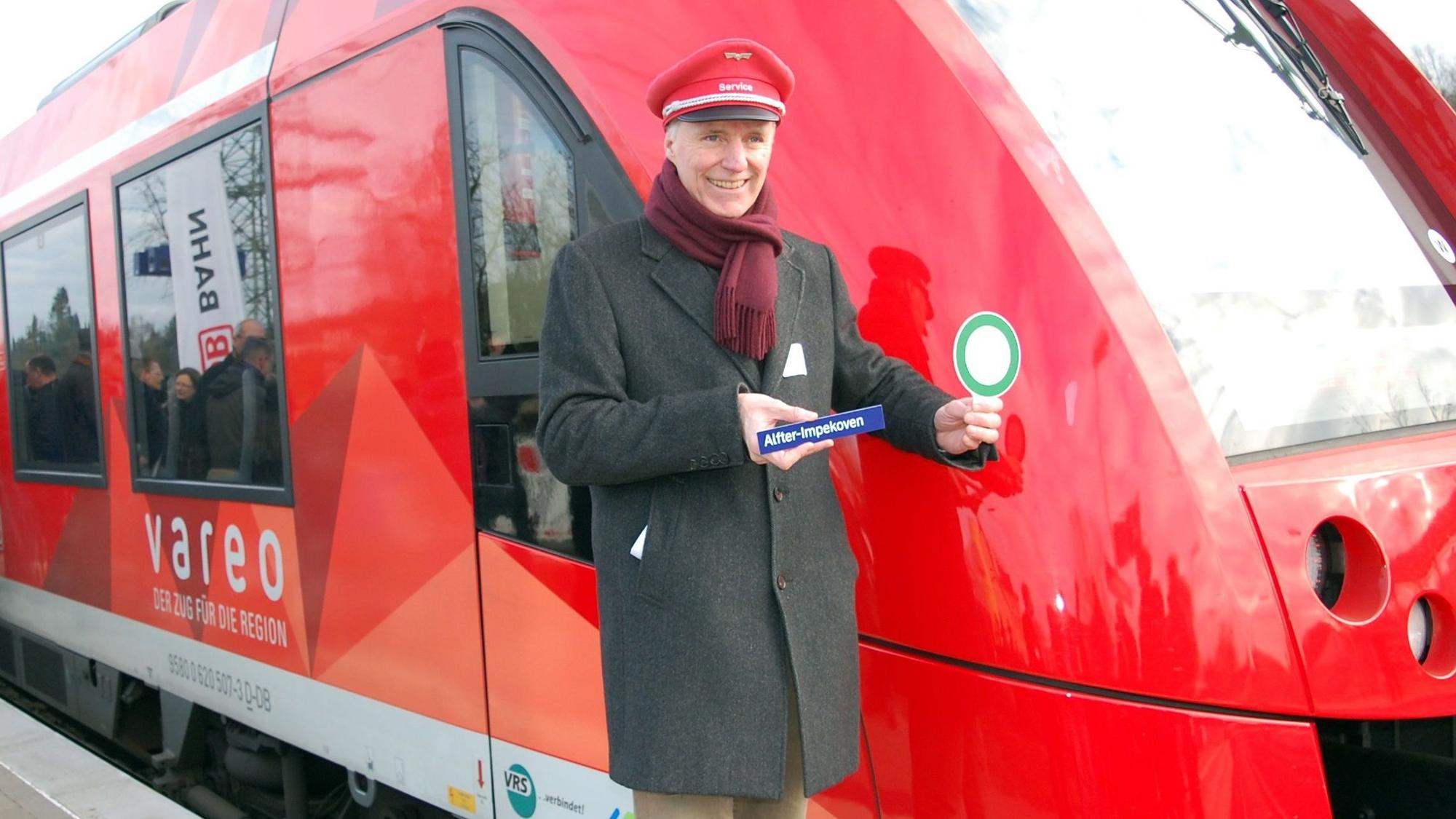 Bürgermeister Rolf Schumacher hält eine kleine grüne Kelle zum Start 2014.