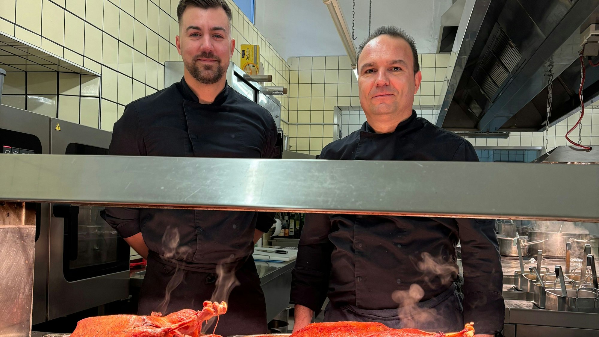 Gänse spielen aktuell im Haus Stolzenbach eine kulinarische Hauptrolle. Im Bild Mitinhaber Bledar Hoxha (l.) und Koch Marc Michaelis.