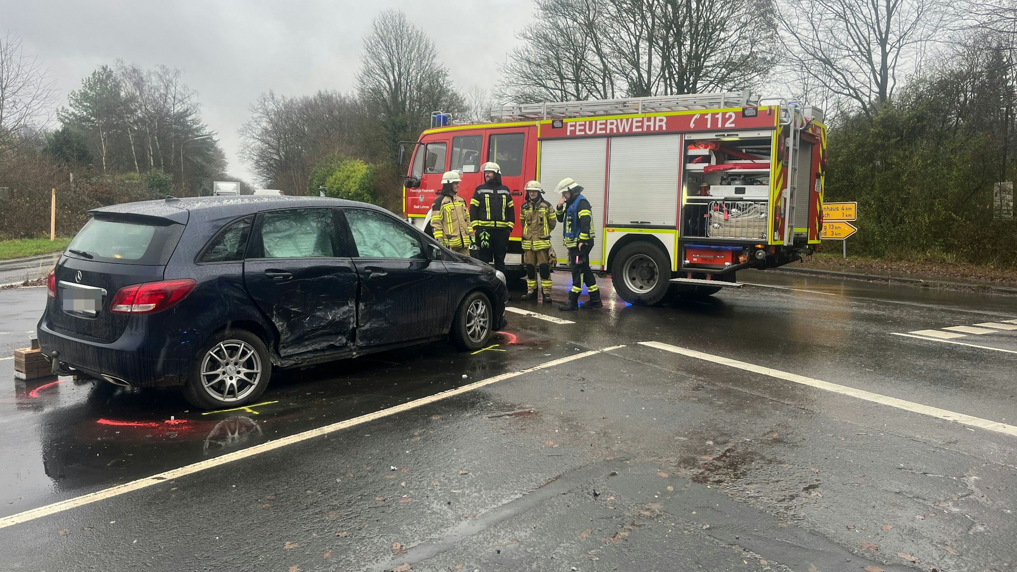 Ein defektes Auto steht auf einer Kreuzung.