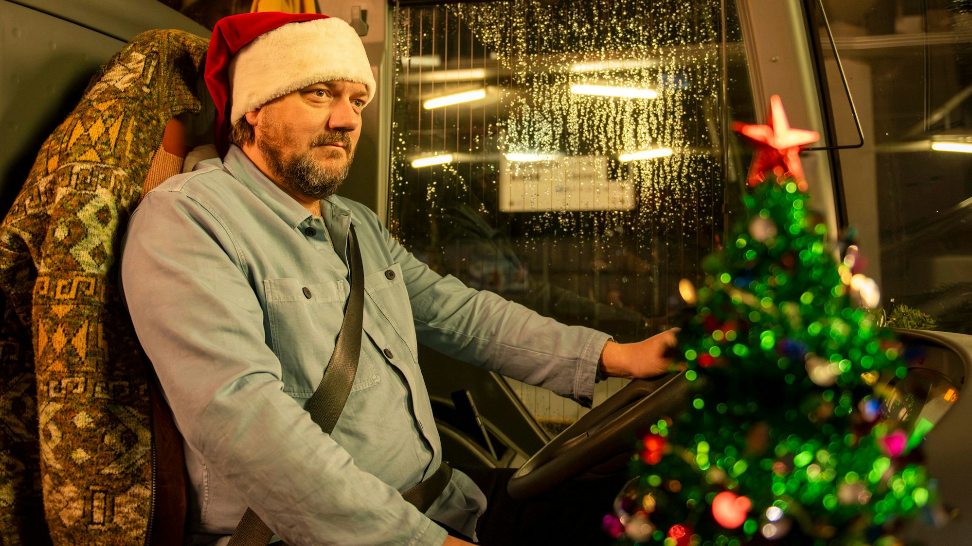 Charly Hübner als weihnachtlicher Busfahrer.