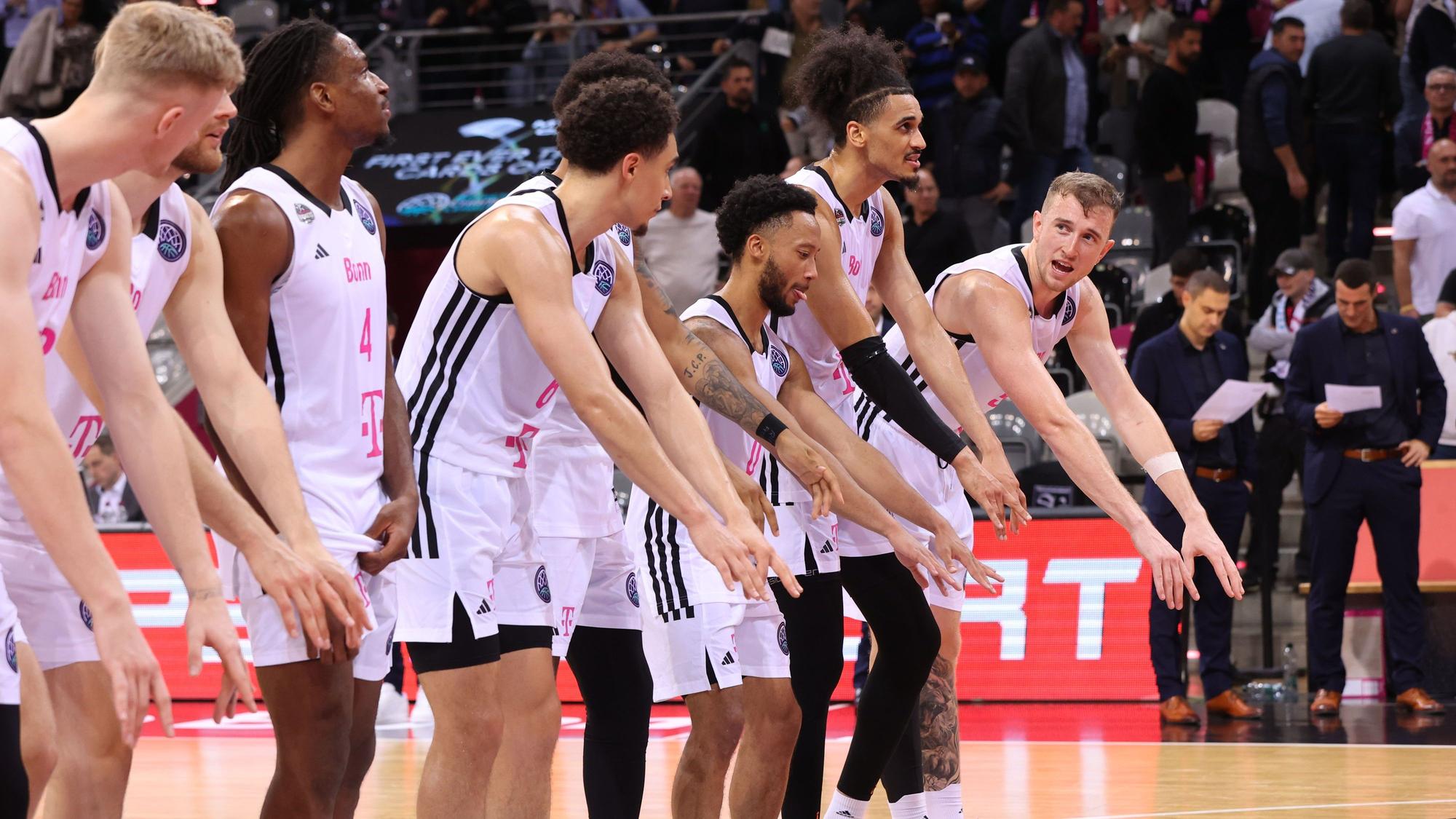Die Baskets-Spieler um Darius McGhee (3.v.r.) wollen mit ihren Anhängern im TelekomDome einen Sieg bejubeln.