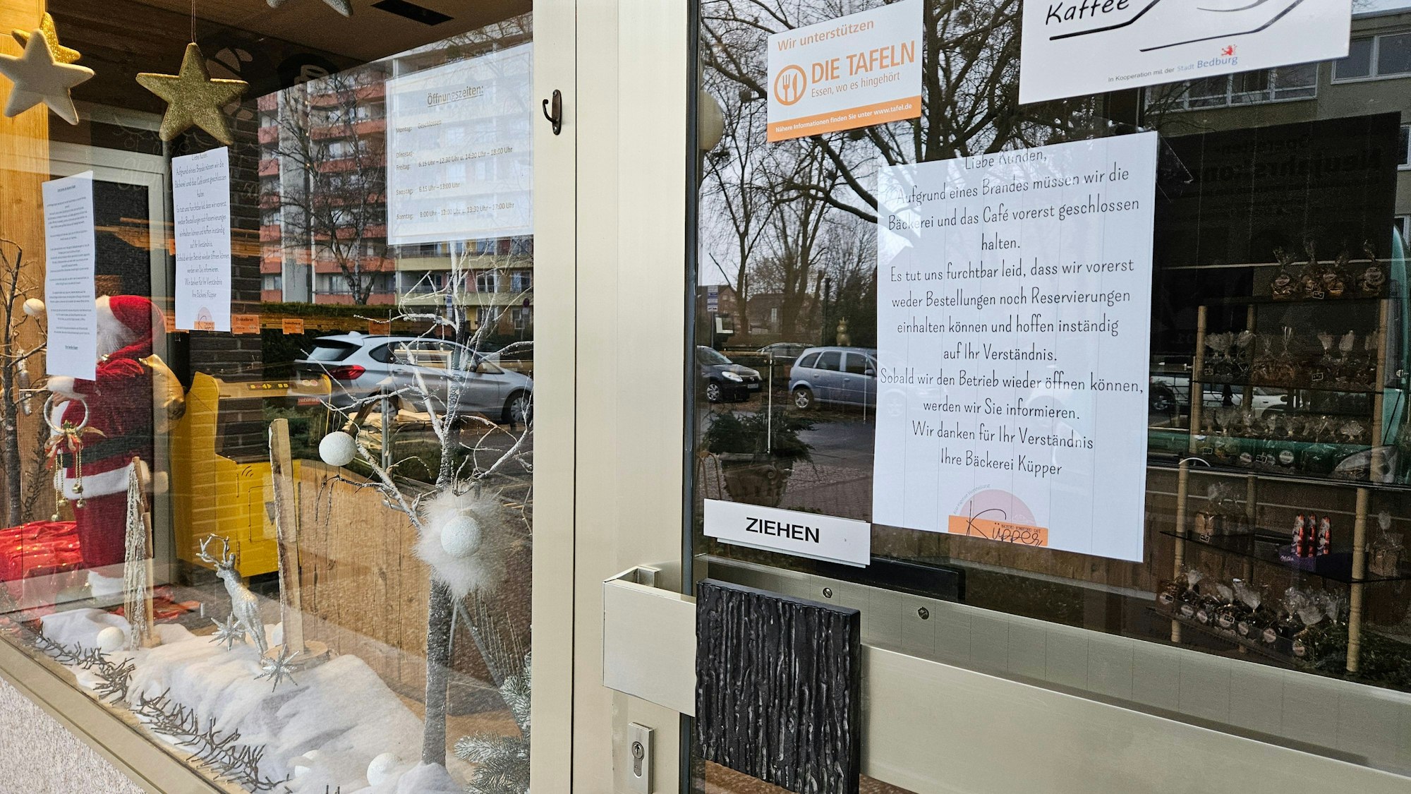 Zu sehen ist das Schaufenster einer Bäckerei und ein Zettel, der auf die Schließung wegen eines Brandes hinweist.