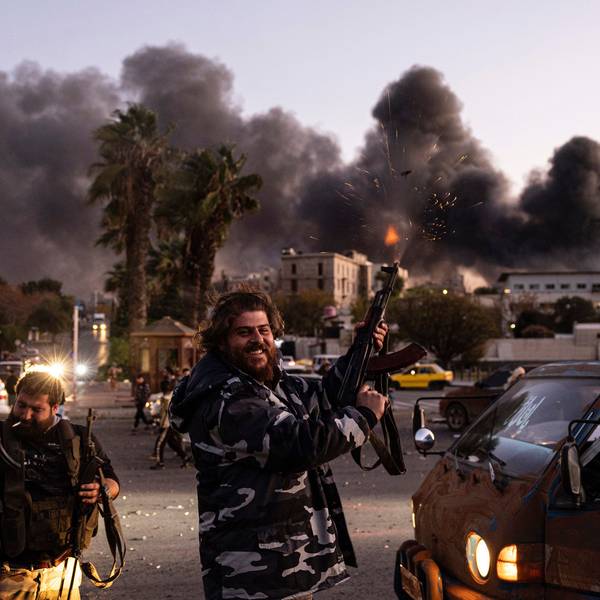08.12.2024, Syrien, Damaskus: Menschen schießen in die Luft, als sie den Sturz der syrischen Regierung in Damaskus feiern. Foto: Ugur Yildirim/DIA Photo/AP/dpa +++ dpa-Bildfunk +++