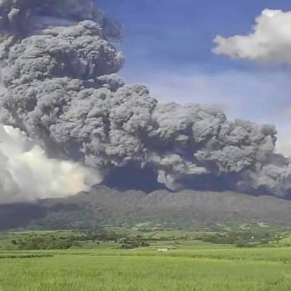 HANDOUT - 09.12.2024, Philippinen, Mansalanao: Auf diesem vom philippinischen Institut für Volcanology and Seismology zur Verfügung gestellten Handout ist eine explosive Eruption am Gipfelschlot des Vulkans Kanlaon zu sehen. Foto: -/Philippine Institute of Volcanology and Seismology via AP/dpa - ACHTUNG: Nur zur redaktionellen Verwendung im Zusammenhang mit der aktuellen Berichterstattung und nur mit vollständiger Nennung des vorstehenden Credits +++ dpa-Bildfunk +++