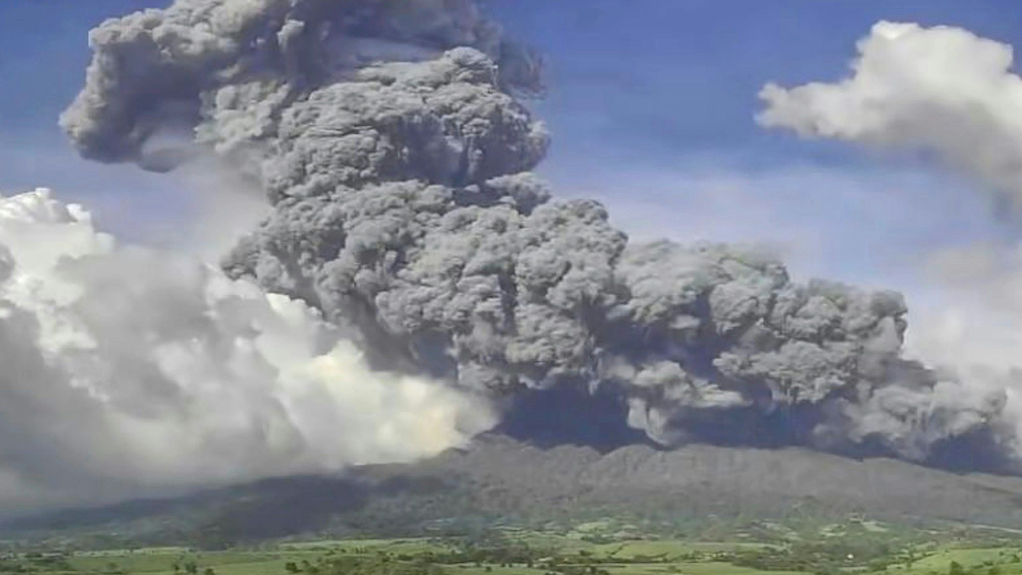 HANDOUT - 09.12.2024, Philippinen, Mansalanao: Auf diesem vom philippinischen Institut für Volcanology and Seismology zur Verfügung gestellten Handout ist eine explosive Eruption am Gipfelschlot des Vulkans Kanlaon zu sehen. Foto: -/Philippine Institute of Volcanology and Seismology via AP/dpa - ACHTUNG: Nur zur redaktionellen Verwendung im Zusammenhang mit der aktuellen Berichterstattung und nur mit vollständiger Nennung des vorstehenden Credits +++ dpa-Bildfunk +++