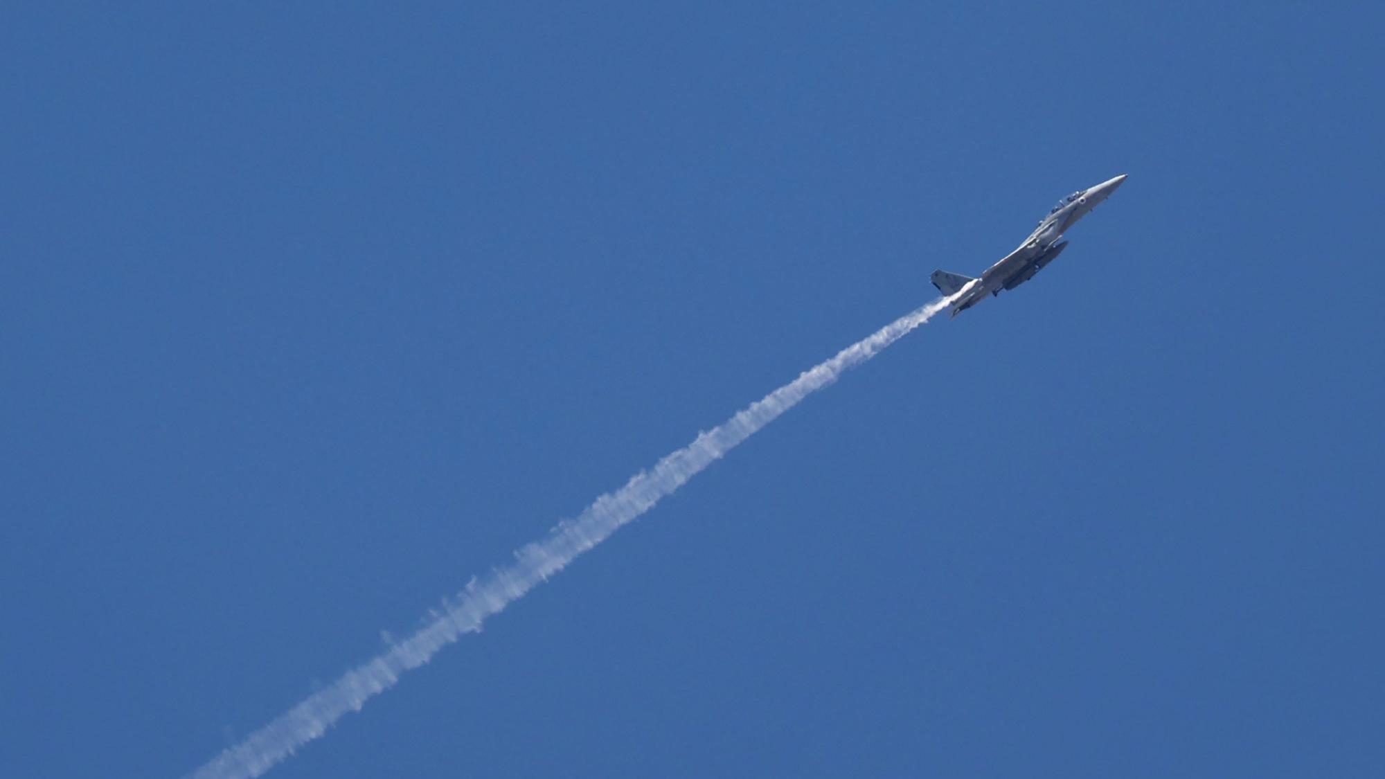 ARCHIV - 30.09.2024, Israel, Tel Aviv: Ein israelischer Kampfjet von einem Luftwaffenstützpunkt in Zentralisrael aus gesehen.