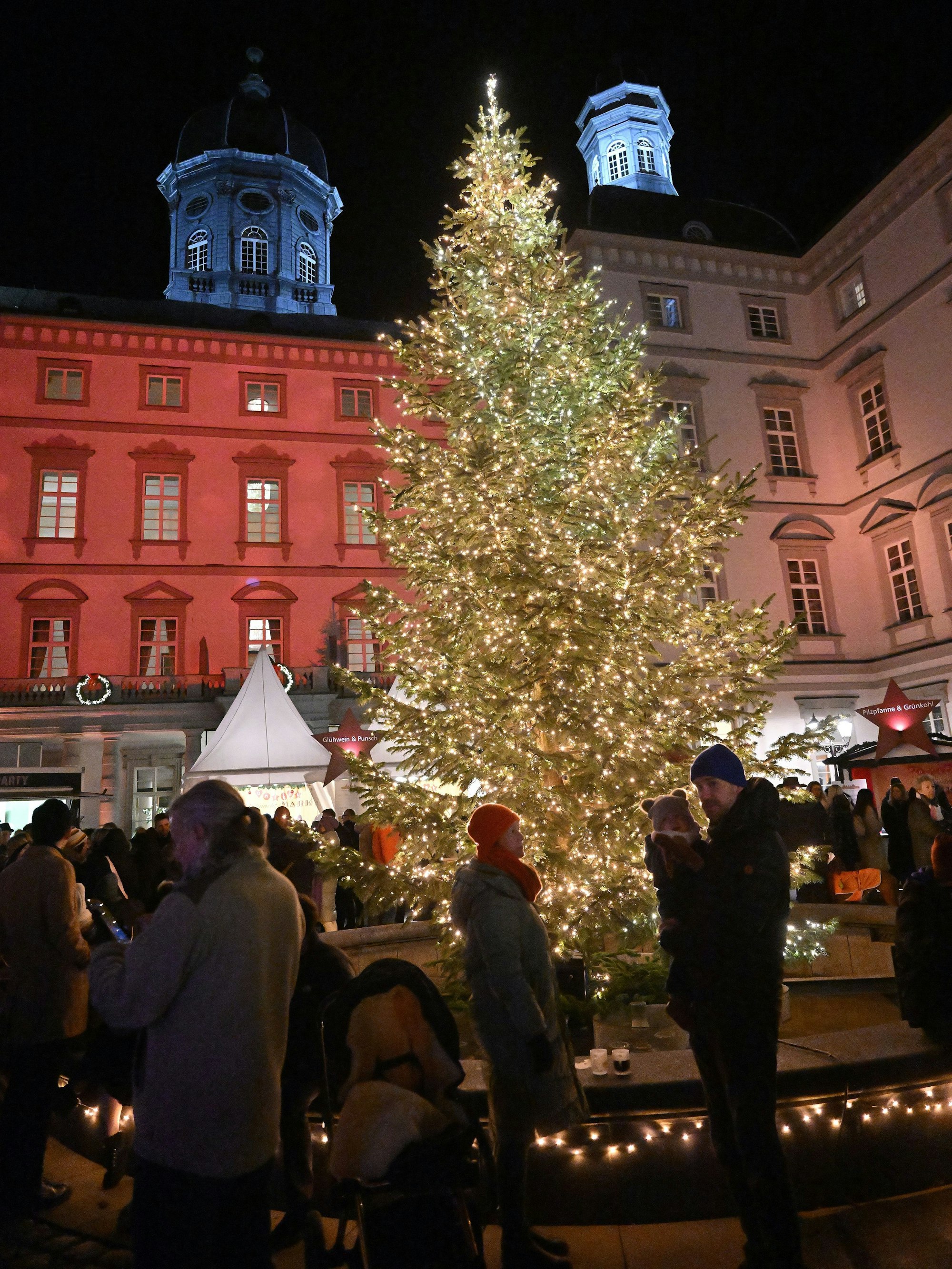 Ein glitzernder Weihnachtsbaum steht im Innenhof von Grandhotel Schloss Bensberg.