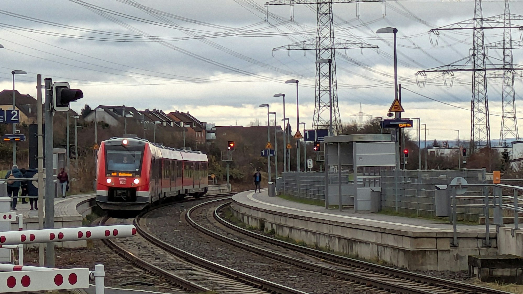 Blick auf den Haltepunkt Impekoven der S 23.