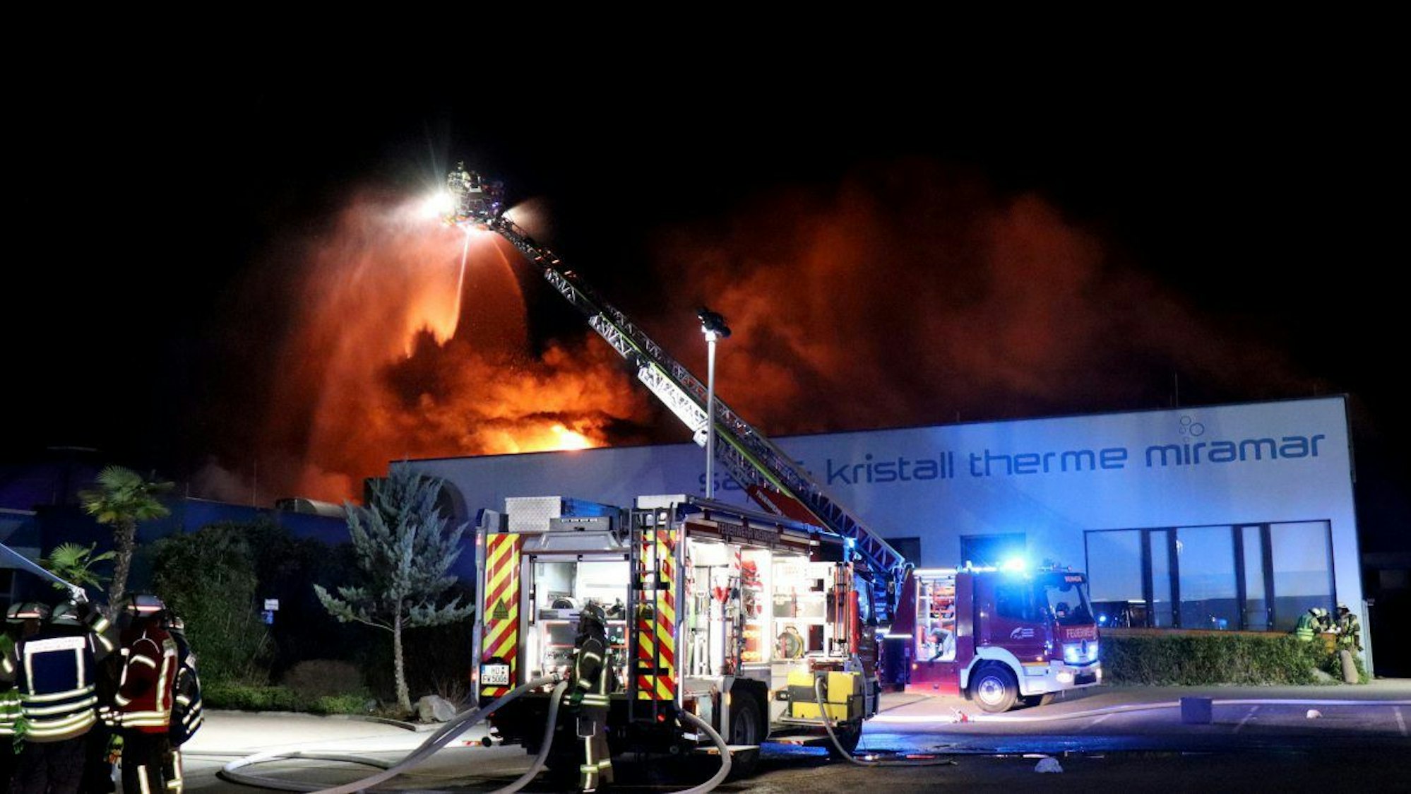 Einsatzkräfte der Feuerwehr löschen einen Brand in einem Erlebnisbad.