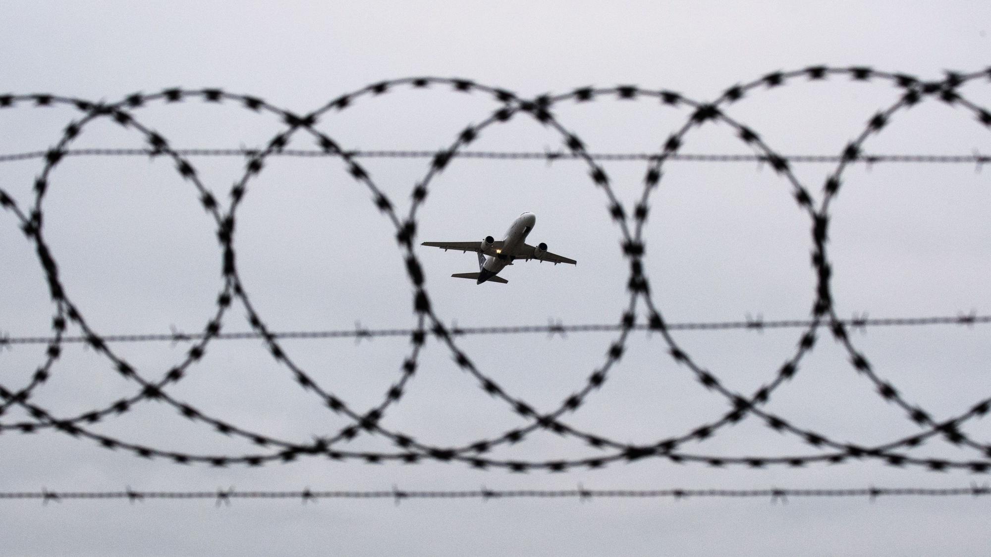 Ein Flugzeug startet