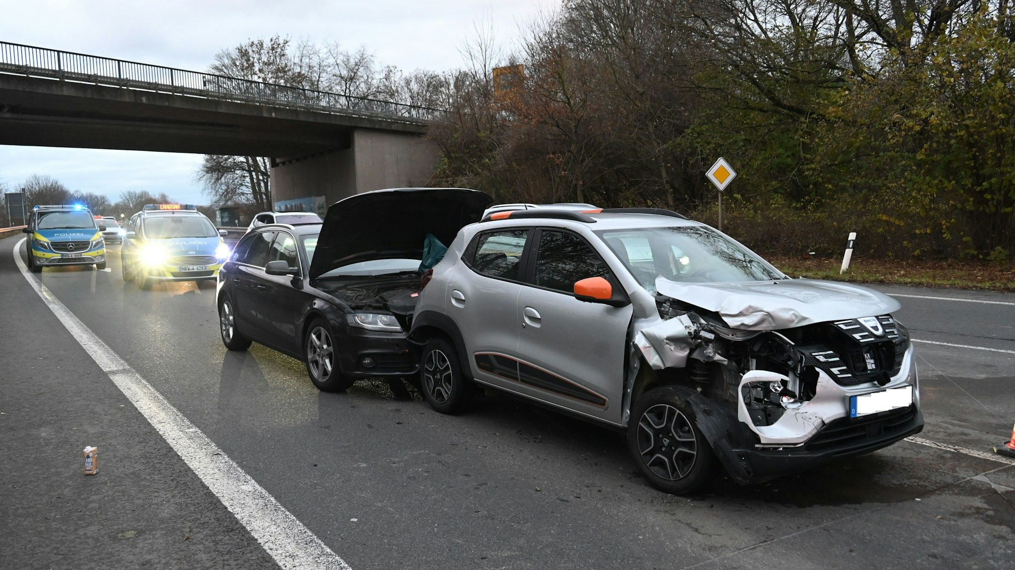 Zwei Fahrzeuge hintereinander, beide beschädigt.