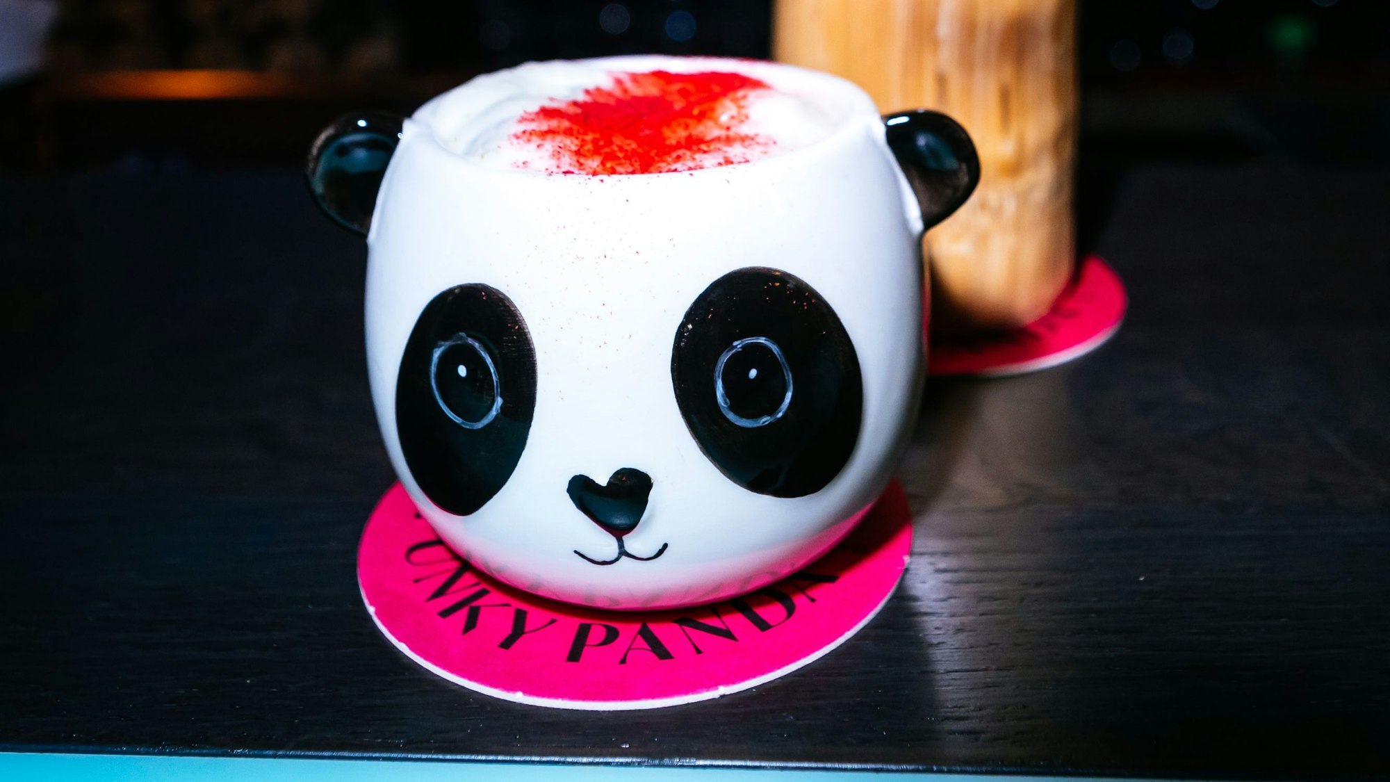 Da Panda Mule kommt stilecht in der Panda-Tasse an den Tisch.