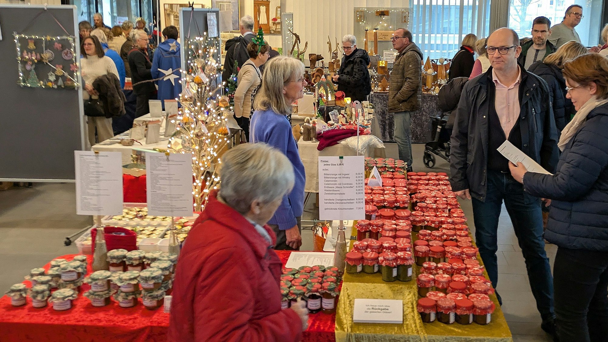 8. Dezember 2024. Alfter-Oedekoven. 30. Künstler- und Kunsthandwerkermarkt im Advent des Kulturkreises Alfter im Rathaus Oedekoven. Foto: Frank Engel-Strebel