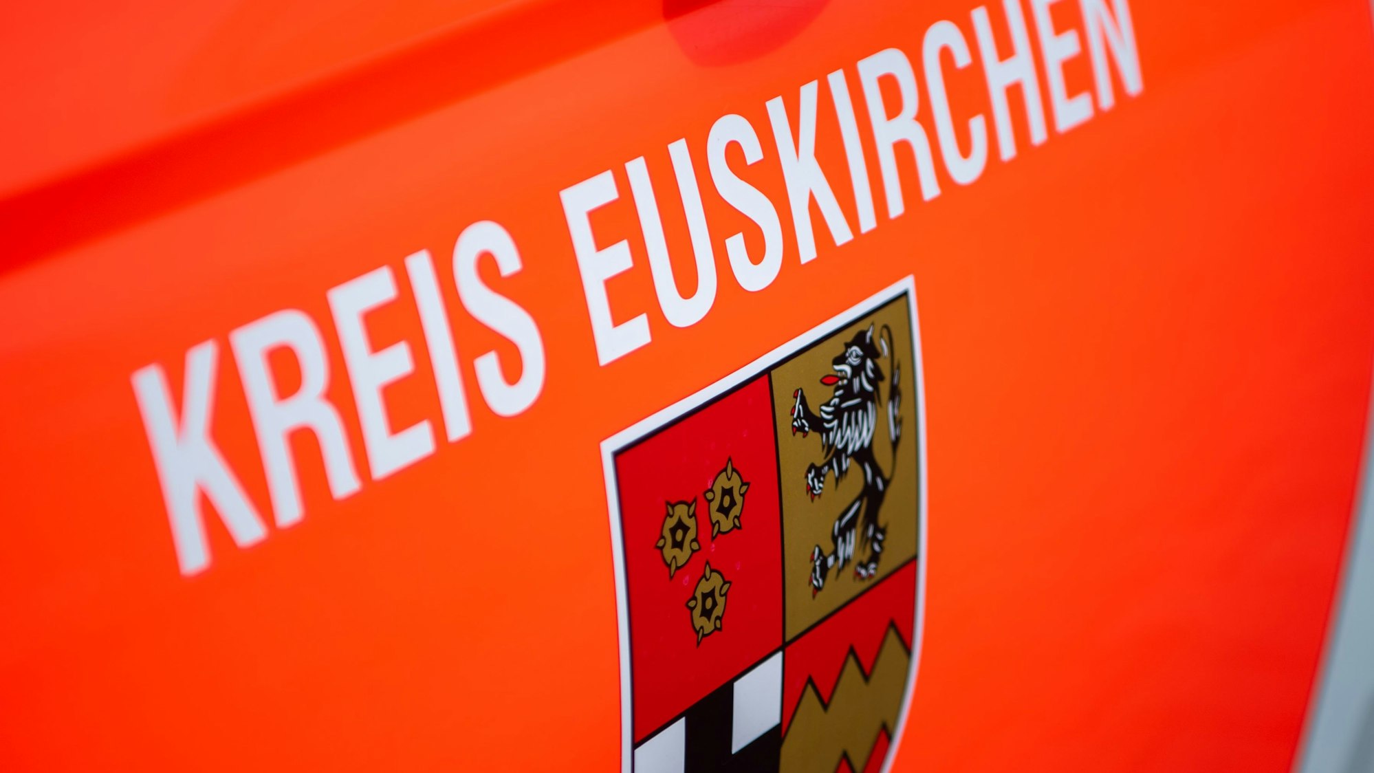 Das Bild zeigt die Seitentür eines Notarztwagens. Die Aufschrift „Kreis Euskirchen“ ist zu lesen.