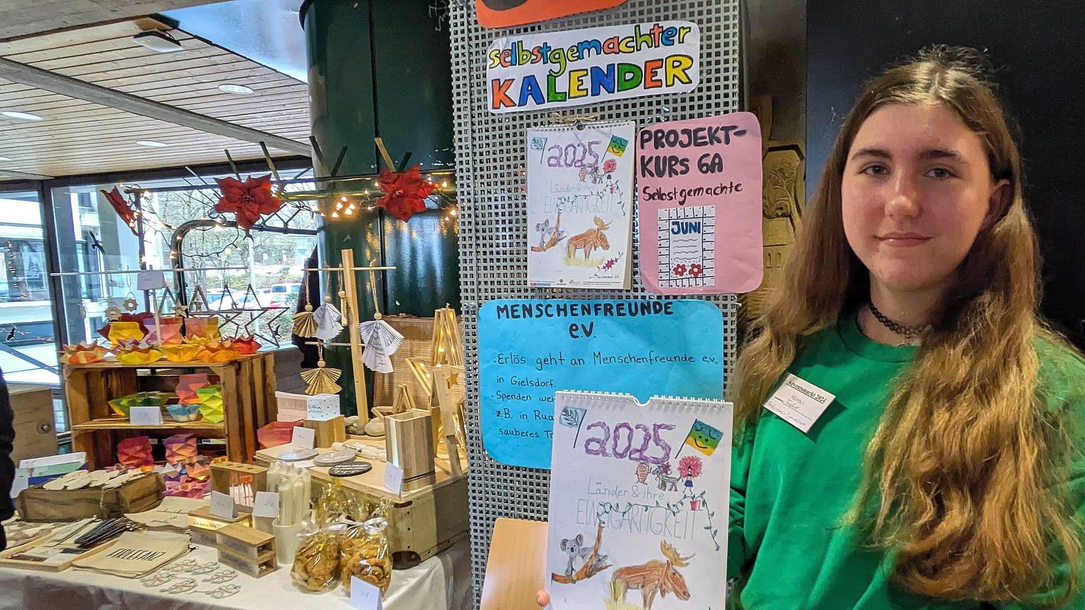 30. Künstler- und Kunsthandwerkermarkt im Advent des Kulturkreises Alfter im Rathaus Oedekoven. Hannah Fischer vom Gymnasium Alfter verkaufte selbstgemachte Kalender zugunsten des Vereins Menschenfreude.
