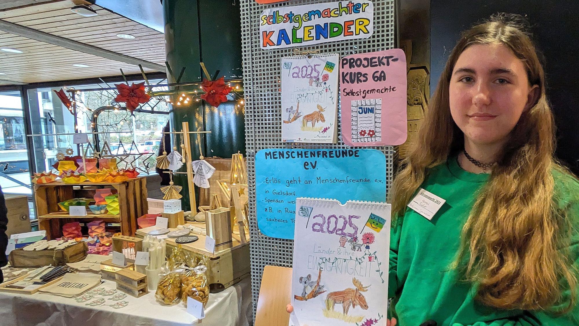 30. Künstler- und Kunsthandwerkermarkt im Advent des Kulturkreises Alfter im Rathaus Oedekoven. Hannah Fischer vom Gymnasium Alfter verkaufte selbstgemachte Kalender zugunsten des Vereins Menschenfreude.