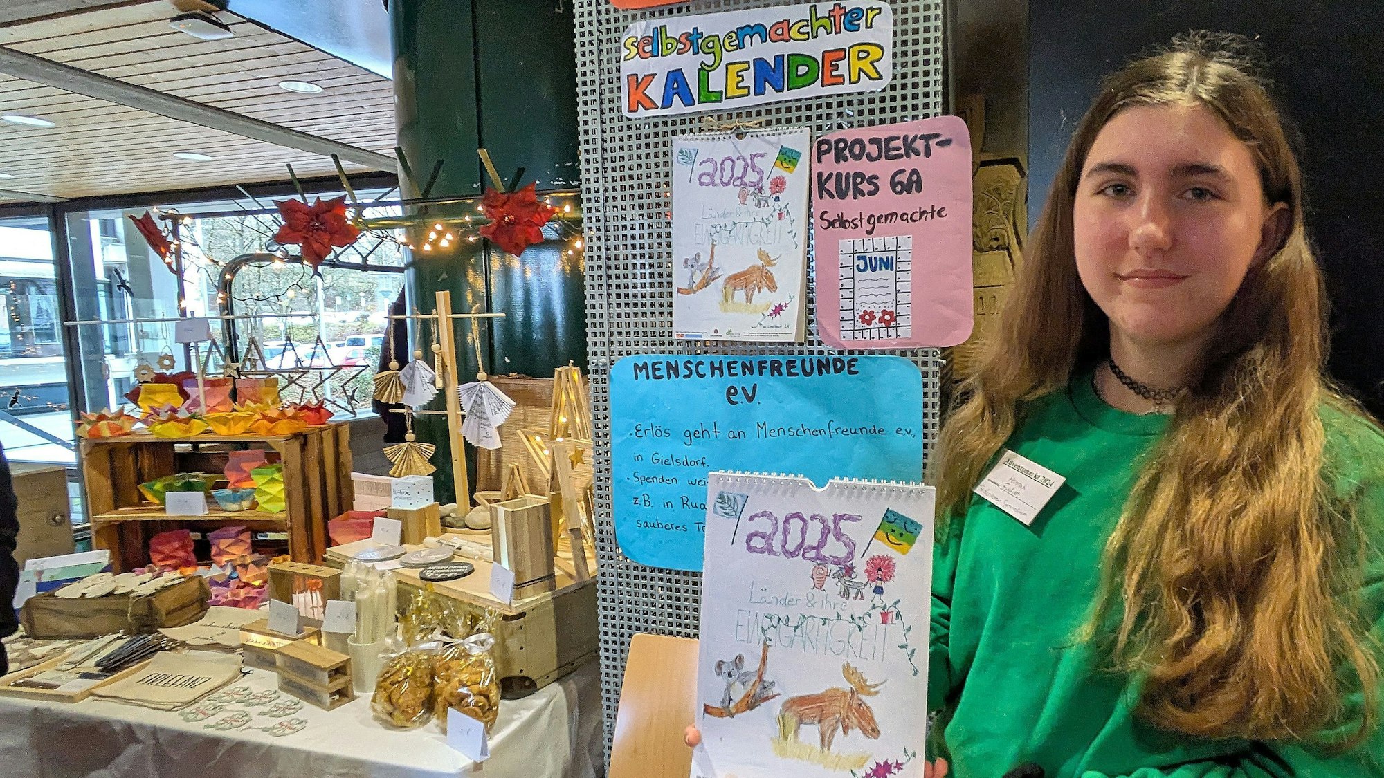 30. Künstler- und Kunsthandwerkermarkt im Advent des Kulturkreises Alfter im Rathaus Oedekoven. Hannah Fischer vom Gymnasium Alfter verkaufte selbstgemachte Kalender zugunsten des Vereins Menschenfreude.