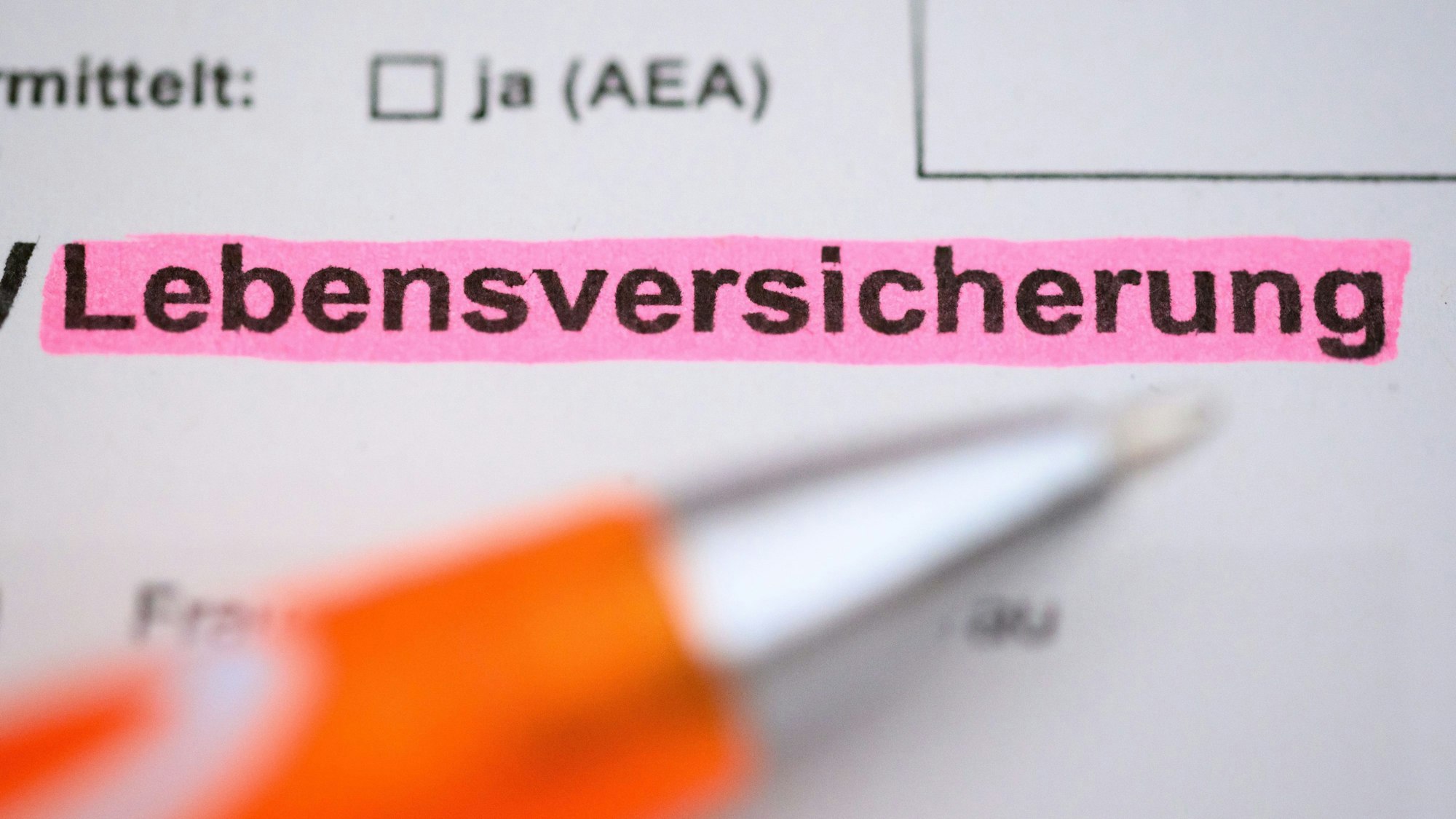 Ein Kugelschreiber auf einem Antrag zum Abschluss einer Lebensversicherung. Die Verzinsung von kapitalbildenden Verträgen zieht wieder an.