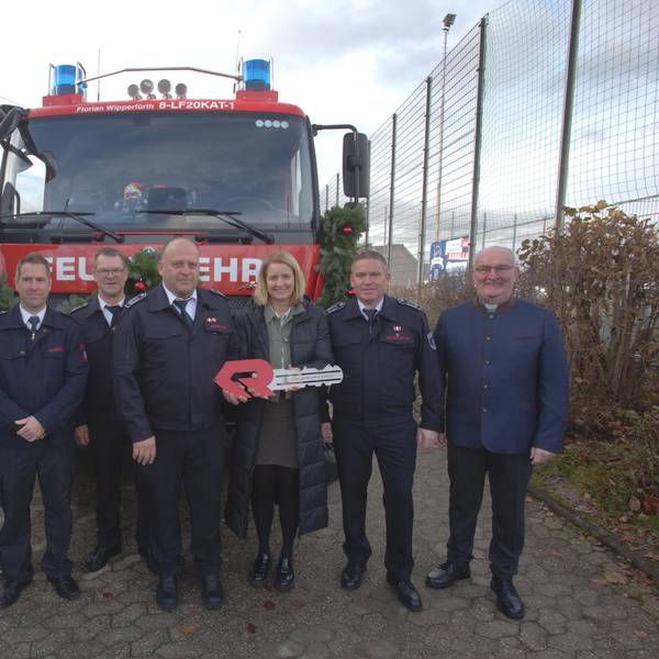 dSportplatz Heidchenpark, Heidchen: Übergabe neues LF 20, an die Löschgruppe Thier im Rahmen des Weihnachtsbasars der Schützenbruderschaft - vl.: Heribert Berster, Daniel Büchler, Thomas Lamsfuß, Peter Rothmann, BM Loth, Andre Blank, Lambert Schäfer