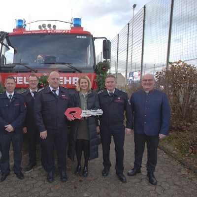 dSportplatz Heidchenpark, Heidchen: Übergabe neues LF 20, an die Löschgruppe Thier im Rahmen des Weihnachtsbasars der Schützenbruderschaft - vl.: Heribert Berster, Daniel Büchler, Thomas Lamsfuß, Peter Rothmann, BM Loth, Andre Blank, Lambert Schäfer