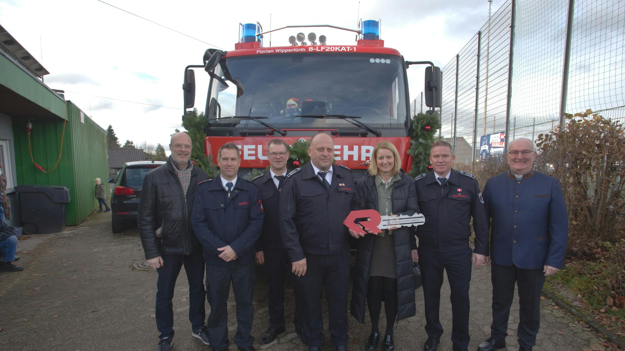 dSportplatz Heidchenpark, Heidchen: Übergabe neues LF 20, an die Löschgruppe Thier im Rahmen des Weihnachtsbasars der Schützenbruderschaft - vl.: Heribert Berster, Daniel Büchler, Thomas Lamsfuß, Peter Rothmann, BM Loth, Andre Blank, Lambert Schäfer