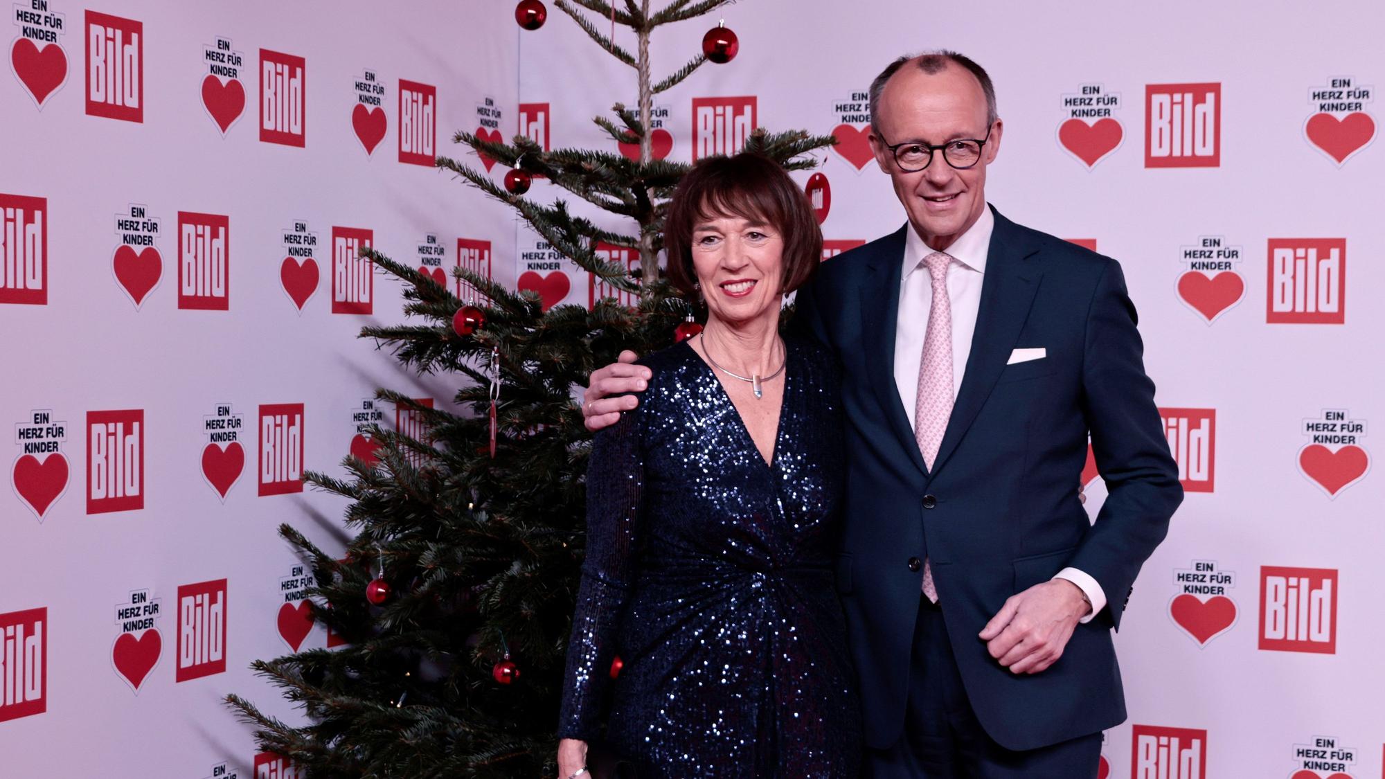 CDU-Bundesvorsitzender Friedrich Merz und Frau Charlotte vor der Spendengala „Ein Herz für Kinder“.