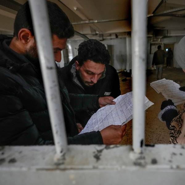 dpatopbilder - 09.12.2024, Syrien, Sednayah: Menschen inspizieren Dokumente, die sie im berüchtigten Saydnaya-Militärgefängnis nördlich von Damaskus gefunden haben.