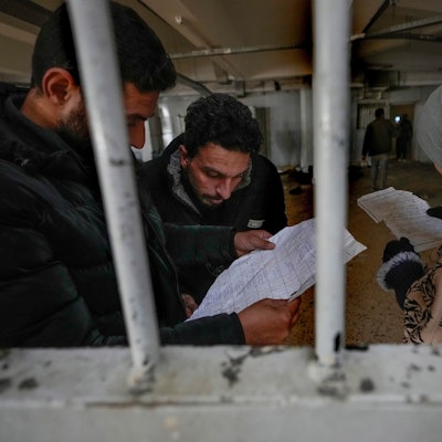 dpatopbilder - 09.12.2024, Syrien, Sednayah: Menschen inspizieren Dokumente, die sie im berüchtigten Saydnaya-Militärgefängnis nördlich von Damaskus gefunden haben.