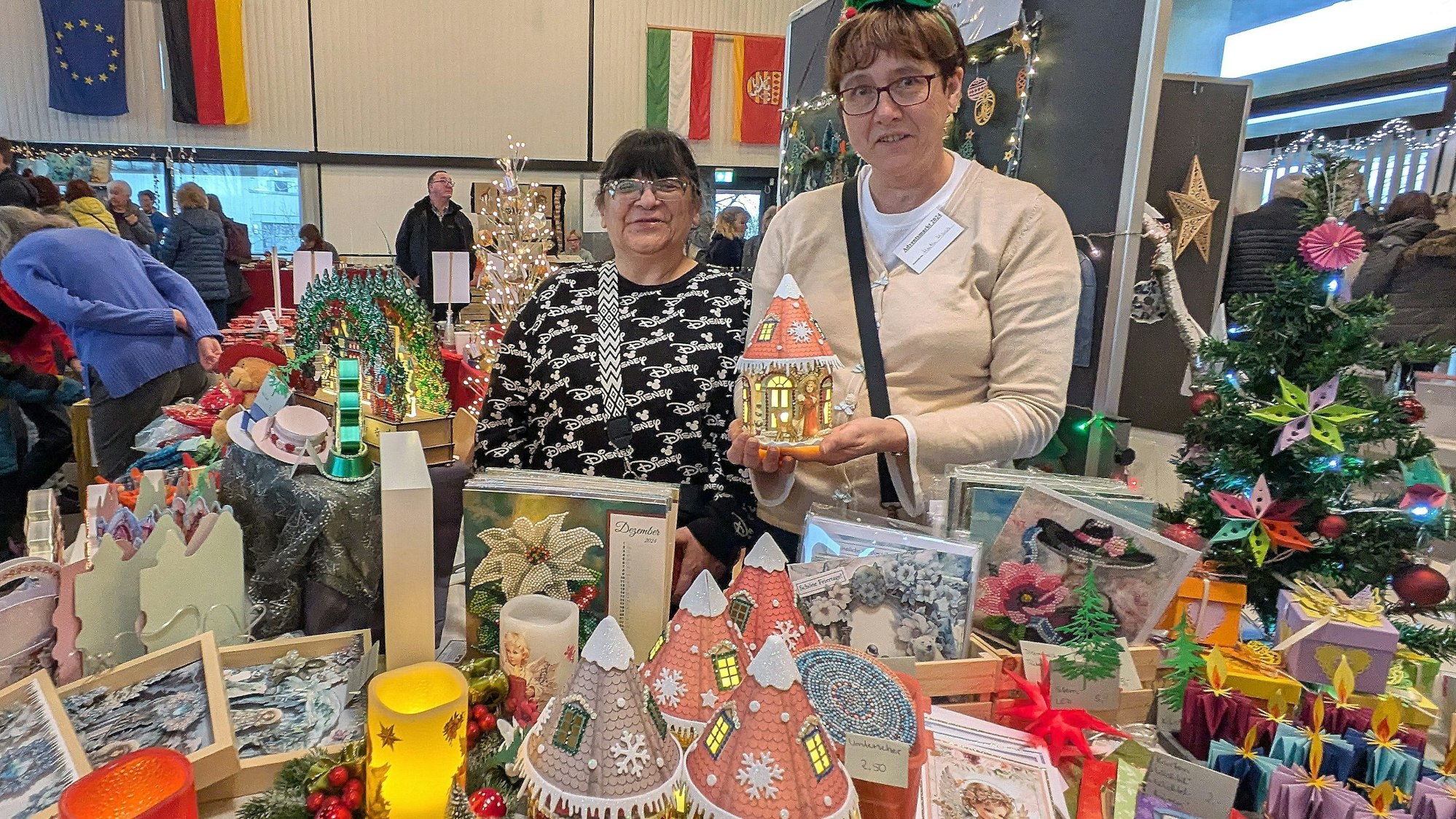 8. Dezember 2024. Alfter-Oedekoven. 30. Künstler- und Kunsthandwerkermarkt im Advent des Kulturkreises Alfter im Rathaus Oedekoven. Friederike Werz (links) und Heike Haas aus Dersdorf mit vielen bunten Dekoideen. Foto: Frank Engel-Strebel
