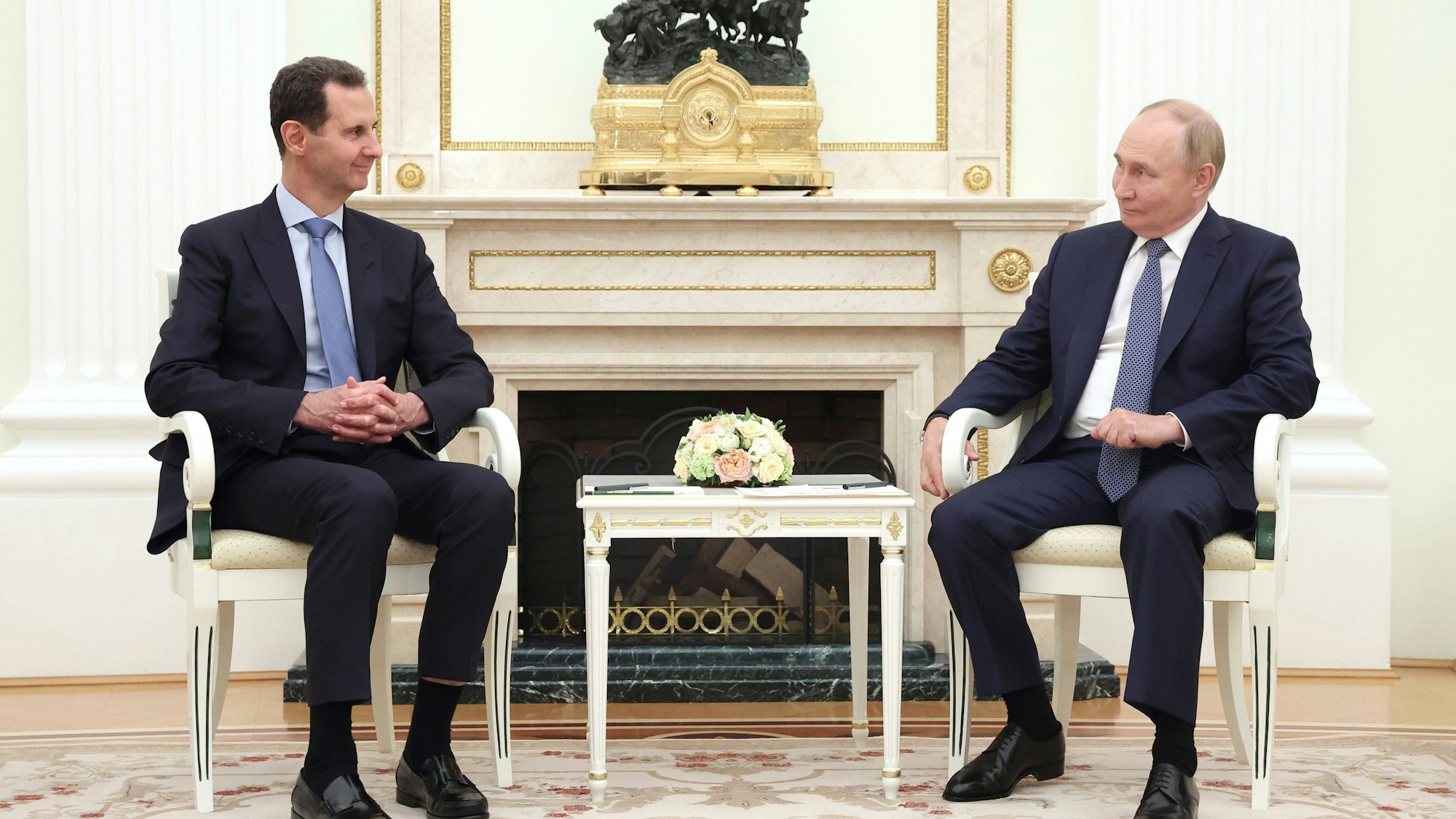 Der syrische Präsident Baschar al-Assad (l) spricht mit dem russischen Präsidenten Wladimir Putin während eines Treffens. (Archivbild)