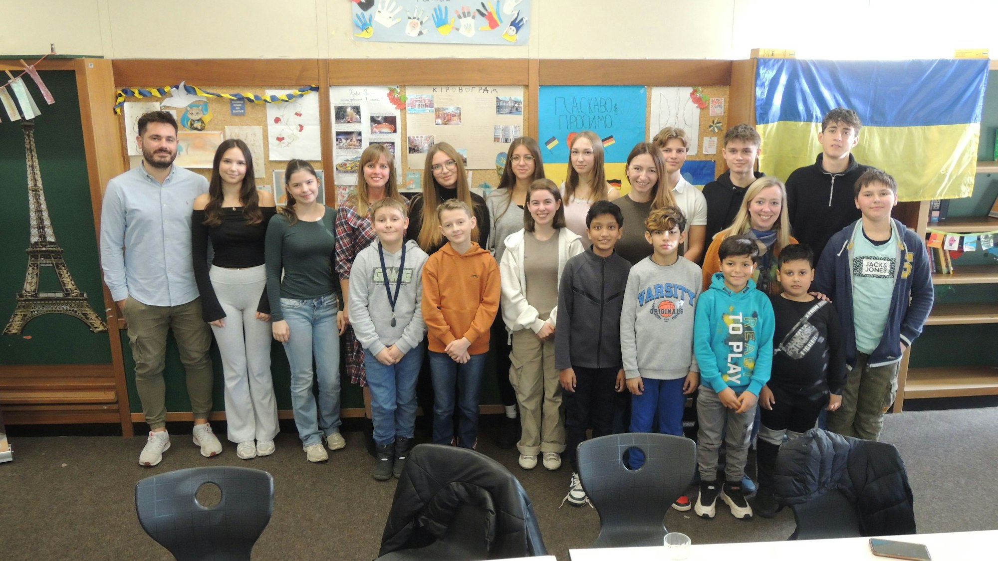 Das Foto zeigt Schüler und Lehrer in einem Klassenraum.