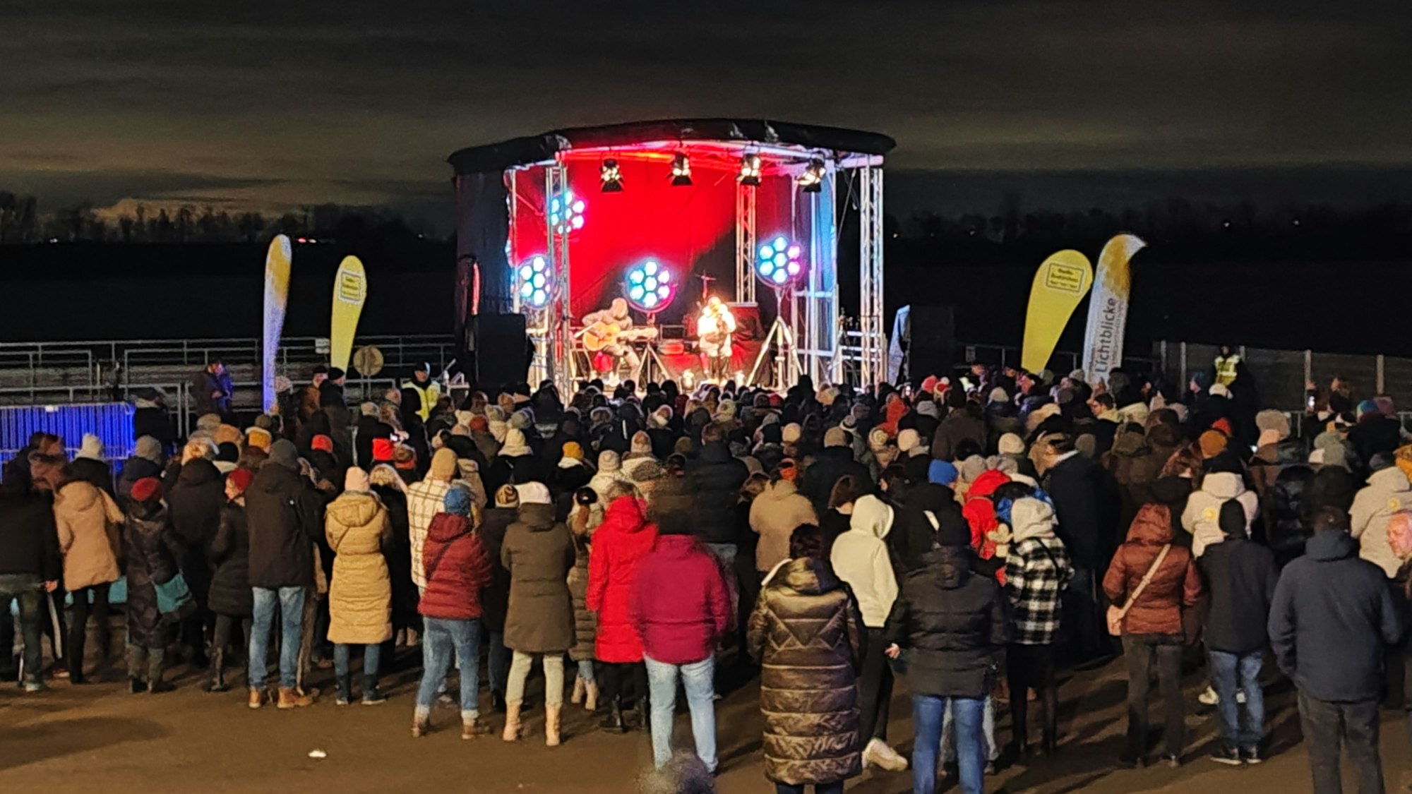 Vor der Bühne stehen etwa 200 Menschen.