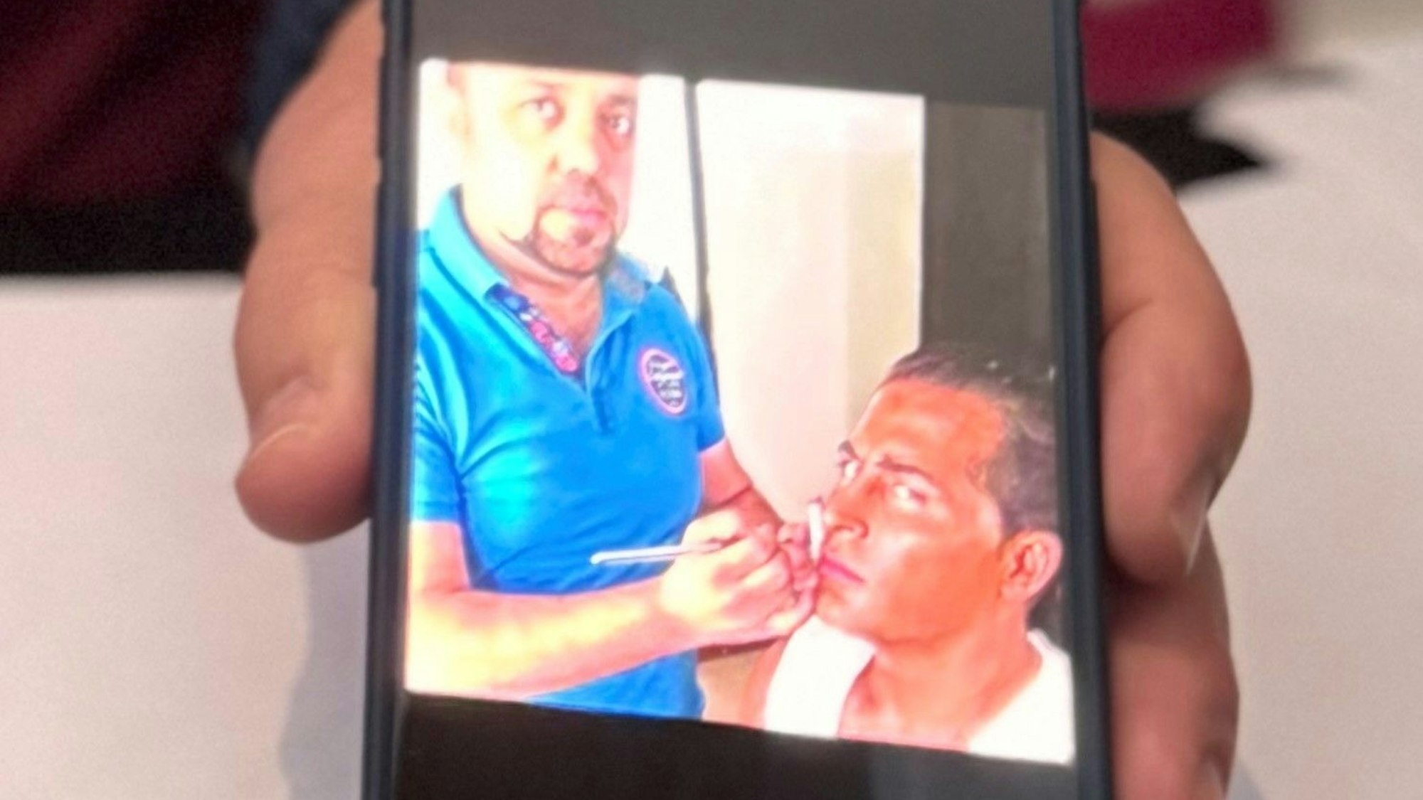 Osama Alnahas schminkt einen Schauspieler.