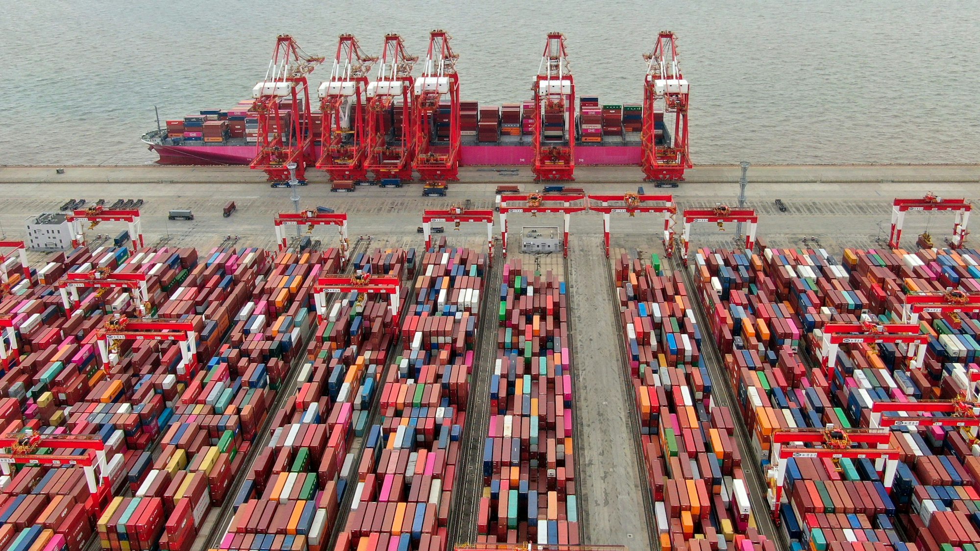 Der Yangshan-Containerhafen in Shanghai. (Archiv)