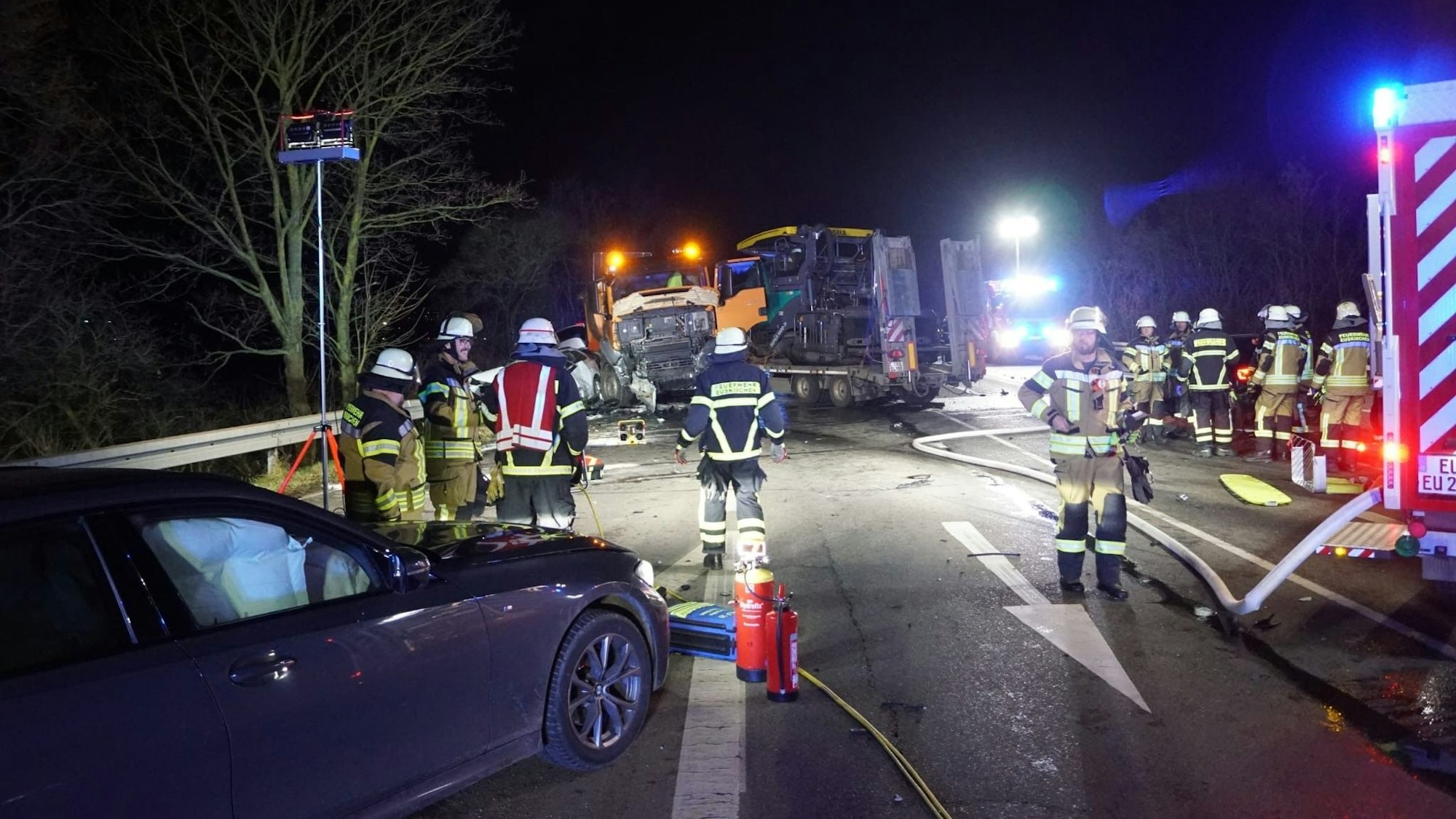 Zahlreiche Helfer inmitten der Unfallautos.