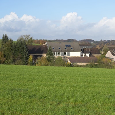 Die Hofschaft Hochscherf liegt mitten in Wiesen und Wäldern.