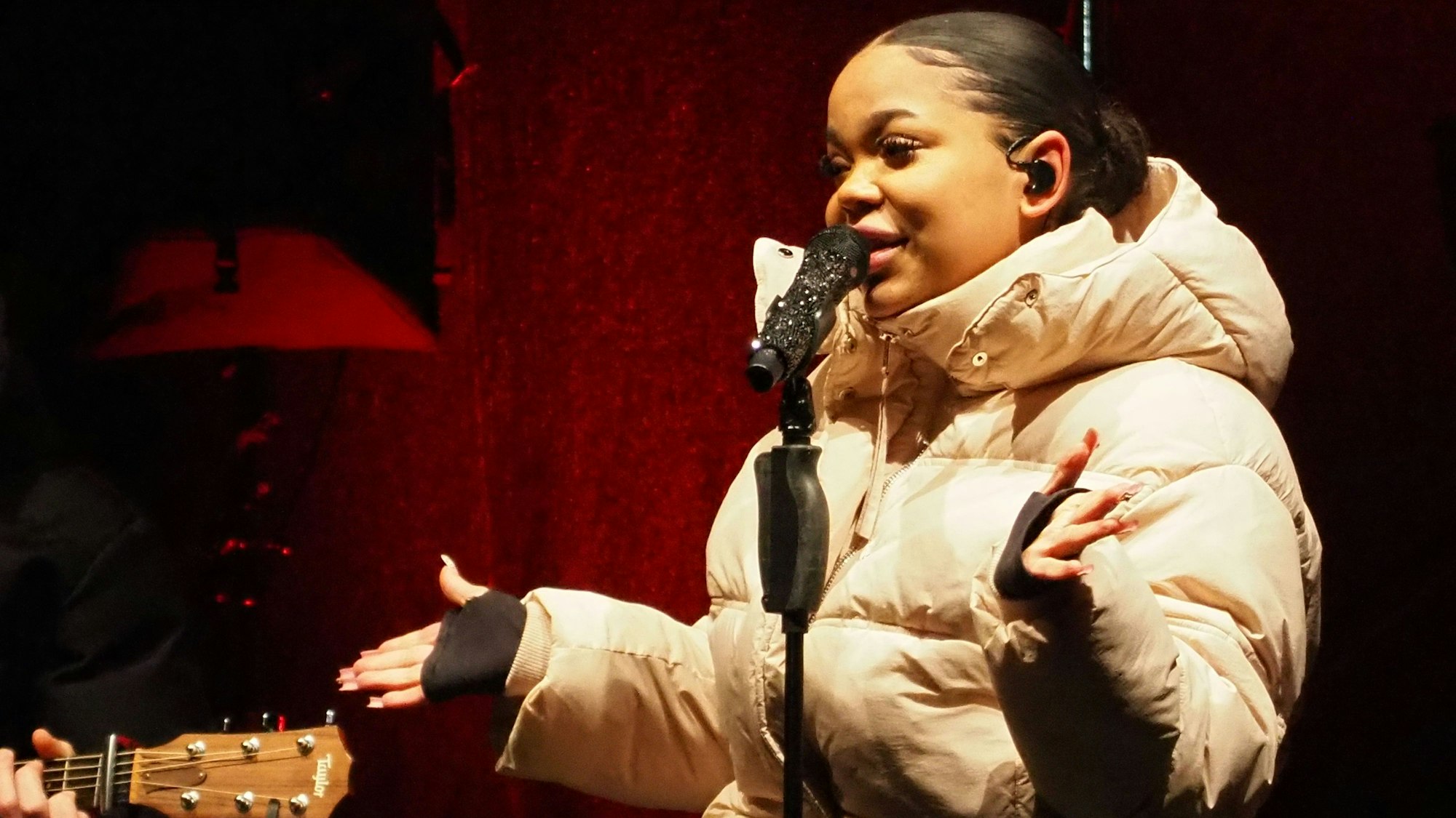 Zoe Wees steht an einem Mikrofon.