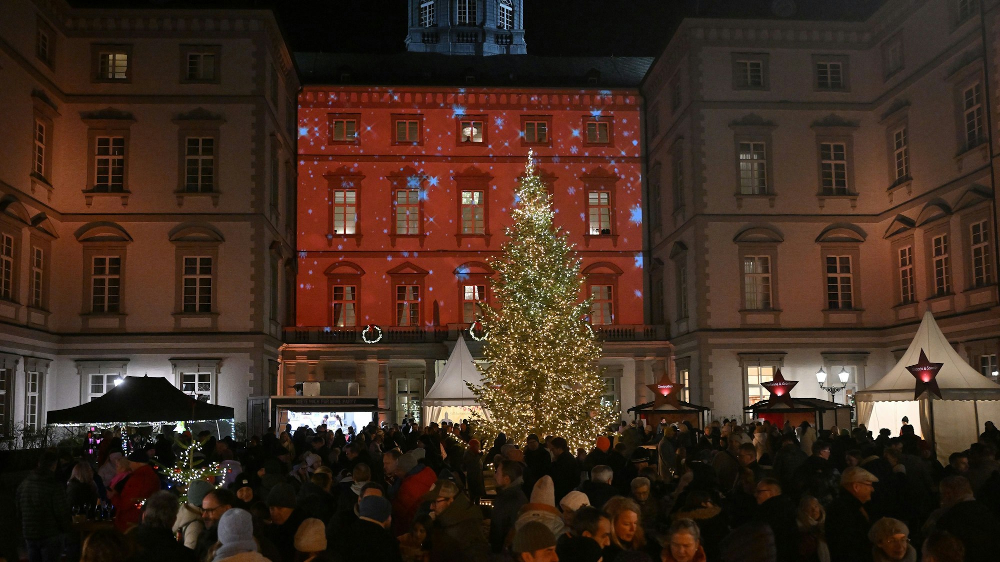 Der Weihnachtsmarkt am Schloss Bensberg war gut besucht.
