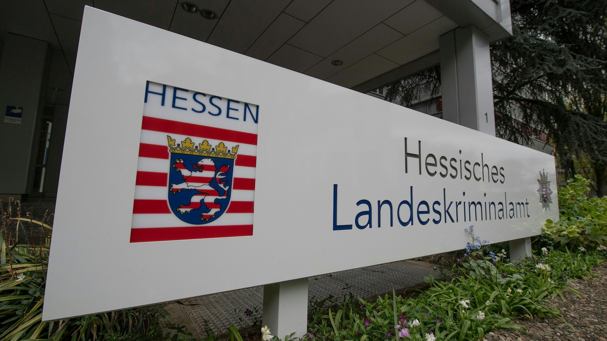 ARCHIV - 04.05.2021, Hessen, Wiesbaden: Die Zentrale des Hessischen Landeskriminalamtes (LKA) in Wiesbaden. (zu dpa: «Kindesmissbrauch: Über 80 Räumlichkeiten durchsucht») Foto: Boris Roessler/dpa +++ dpa-Bildfunk +++