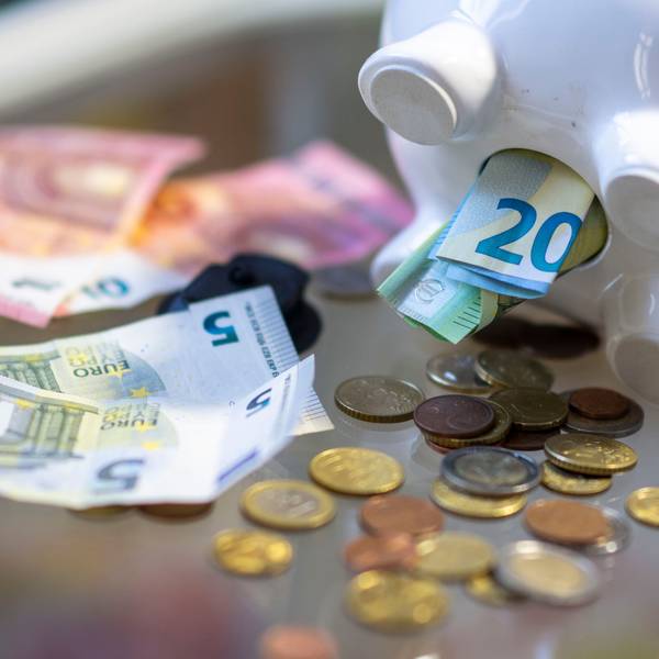Geld steckt im Bauch eines Sparschweins. Am 30. Oktober ist Weltspartag.