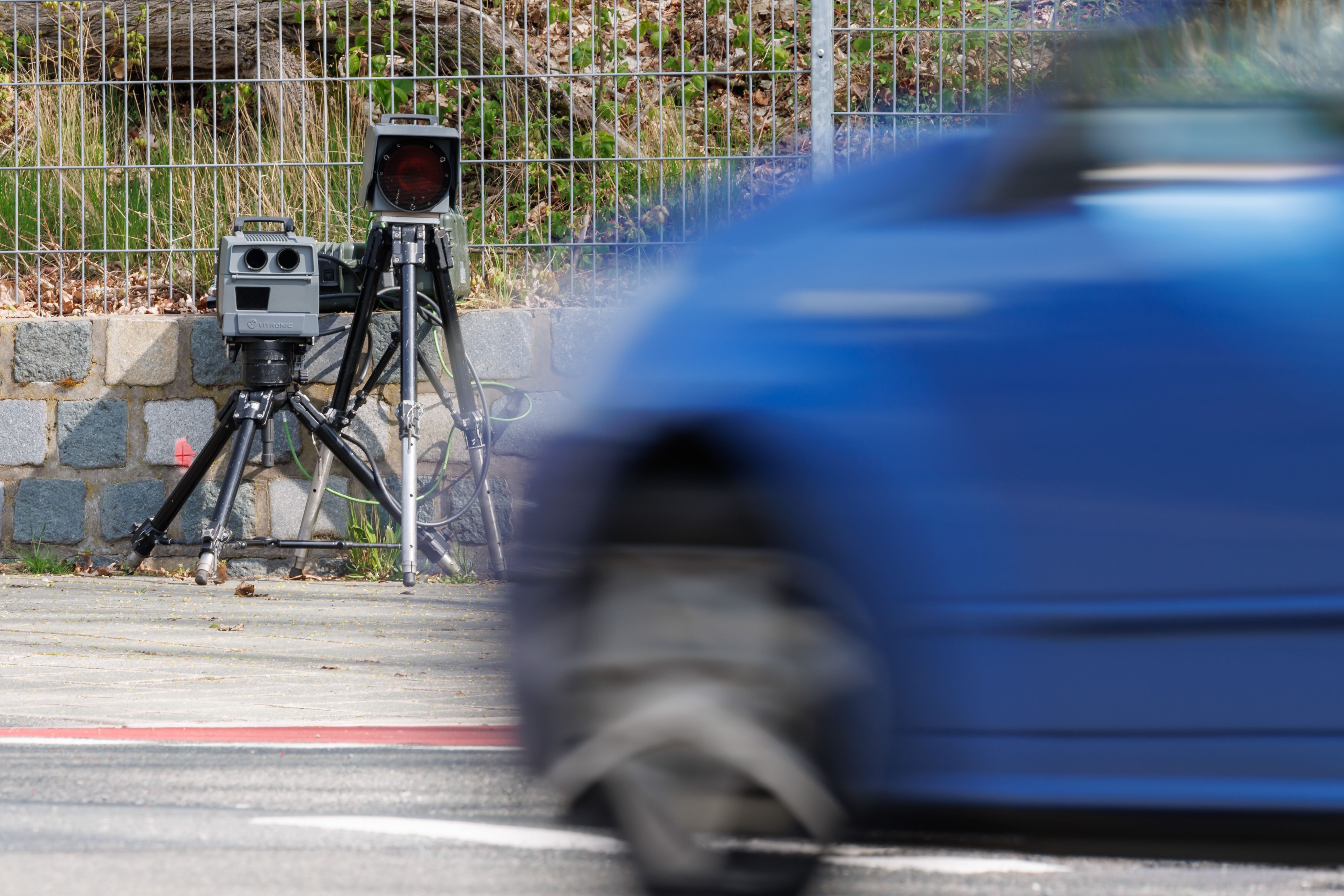 Ein Geschwindigkeits-Messsystem steht am Straßenrand.