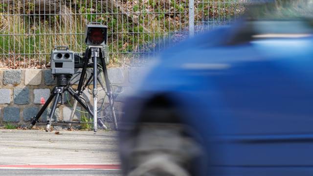 Ein Geschwindigkeits-Messsystem steht am Straßenrand.