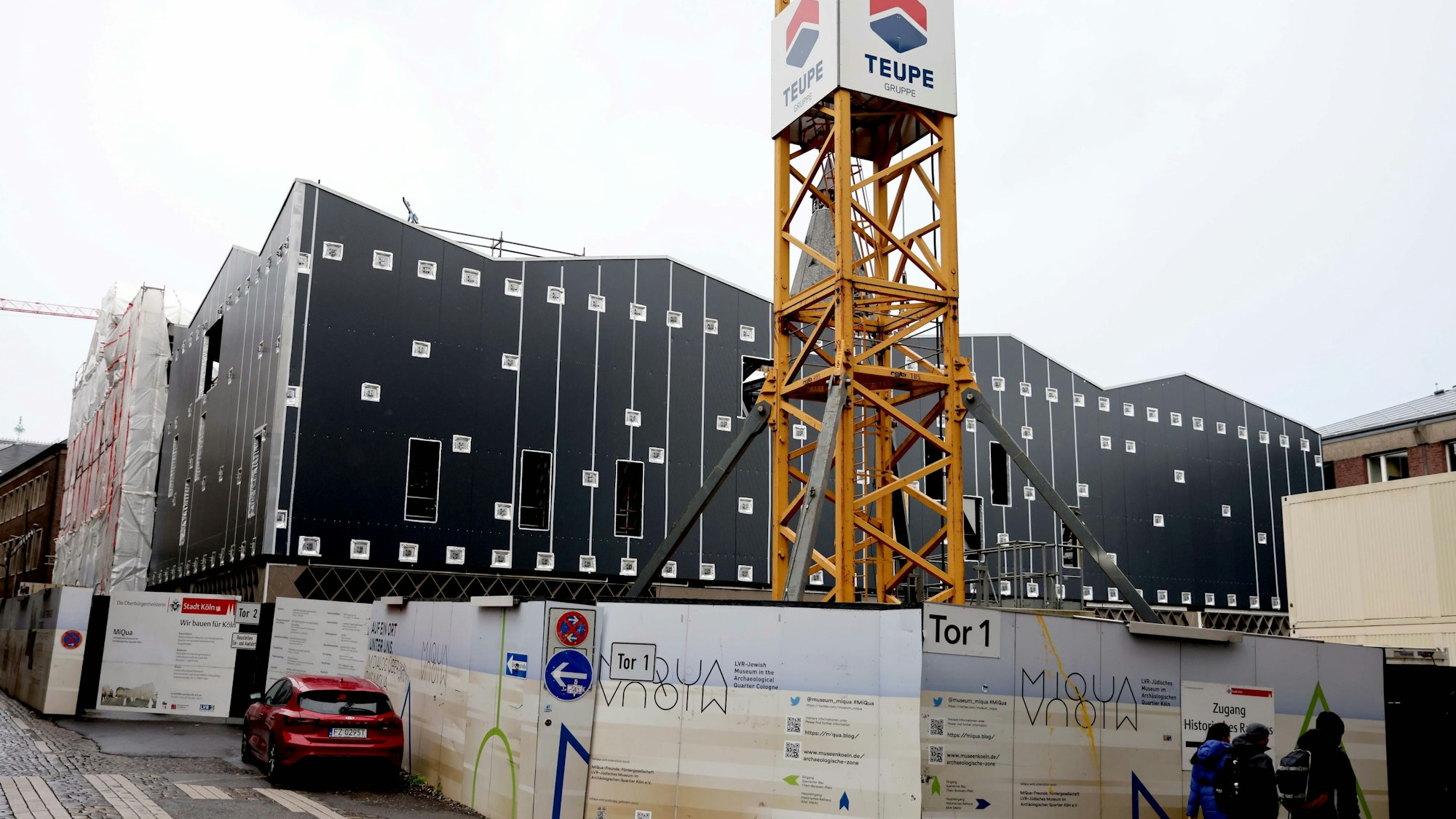 Das Gebäude ist von einem Bauzaun umrundet und noch nicht verkleidet.