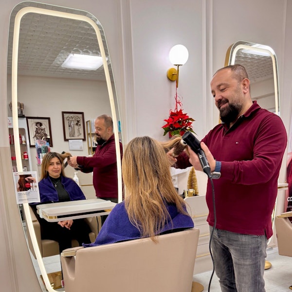 Osama Alnahas stylt seine Mitarbeiterin Lena Mekha.