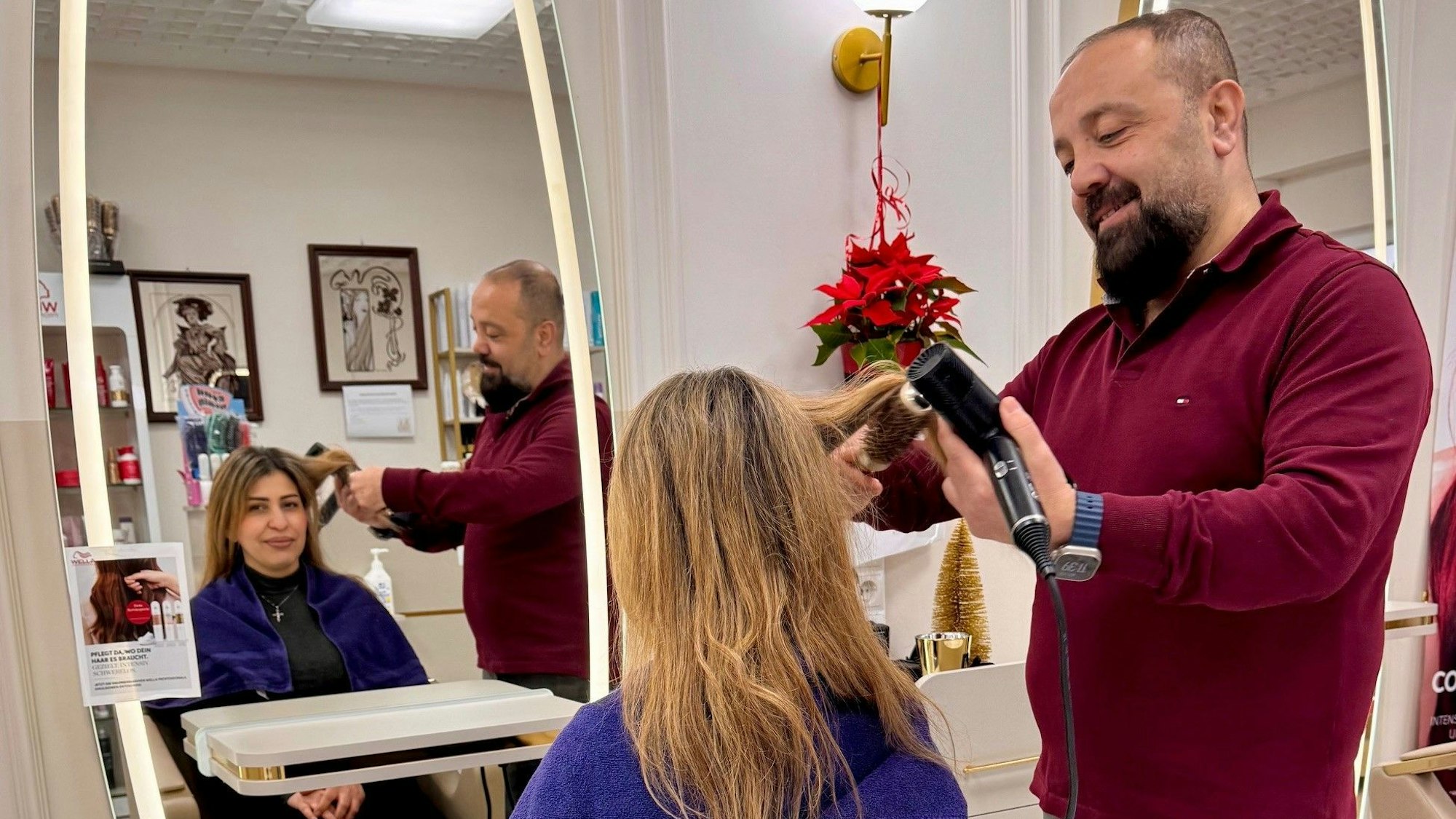 Osama Alnahas stylt seine Mitarbeiterin Lena Mekha.