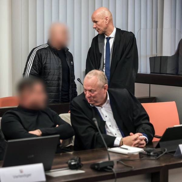 Verteidiger Hartmut Moyzio (vorne, rechts) hat beim Prozess wegen eines Erpressungsversuchs gegen die Familie von Michael Schumacher mit seinen Mandanten jede Menge zu tun.