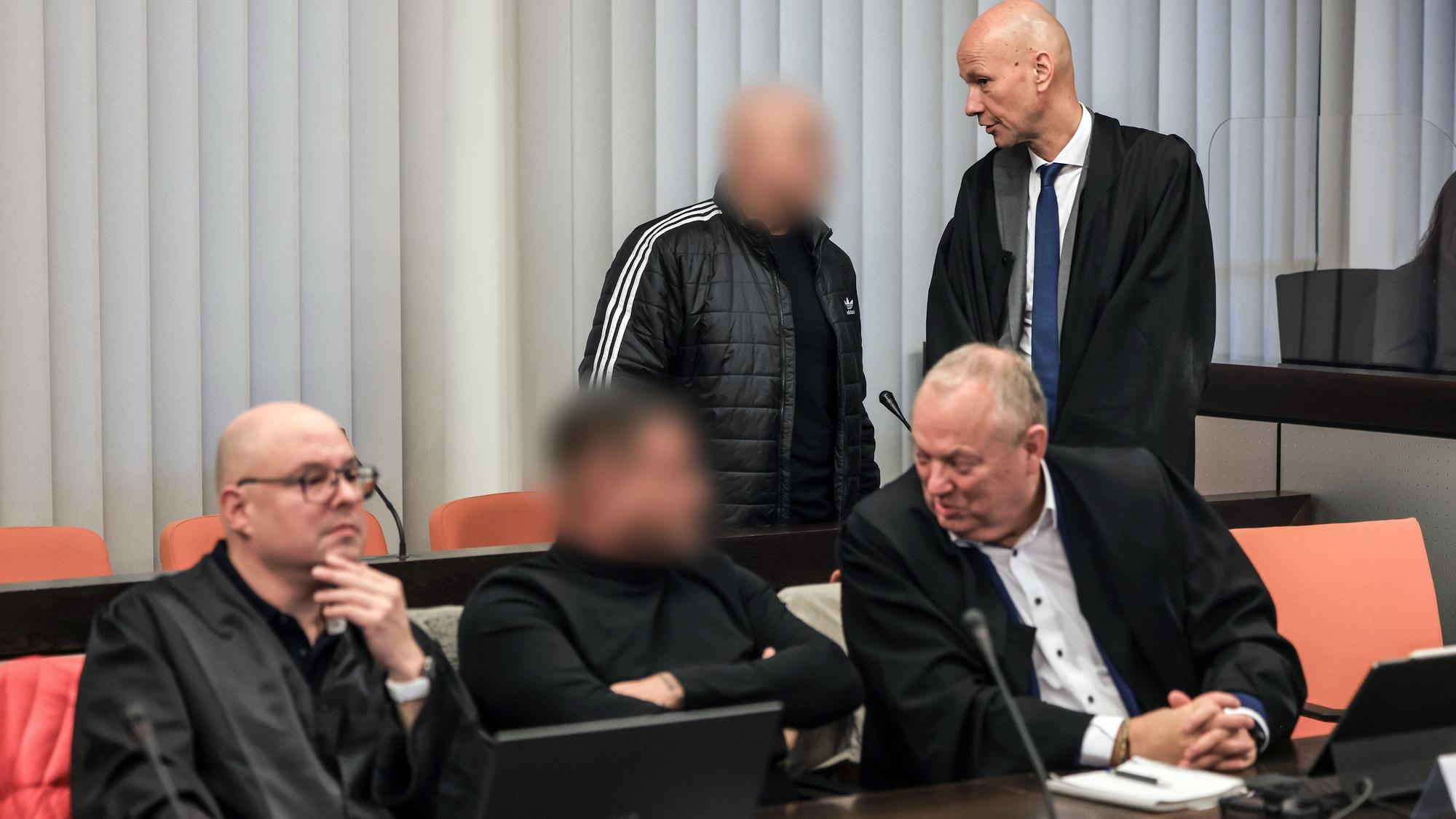 Verteidiger Hartmut Moyzio (vorne, rechts) hat beim Prozess wegen eines Erpressungsversuchs gegen die Familie von Michael Schumacher mit seinen Mandanten jede Menge zu tun.